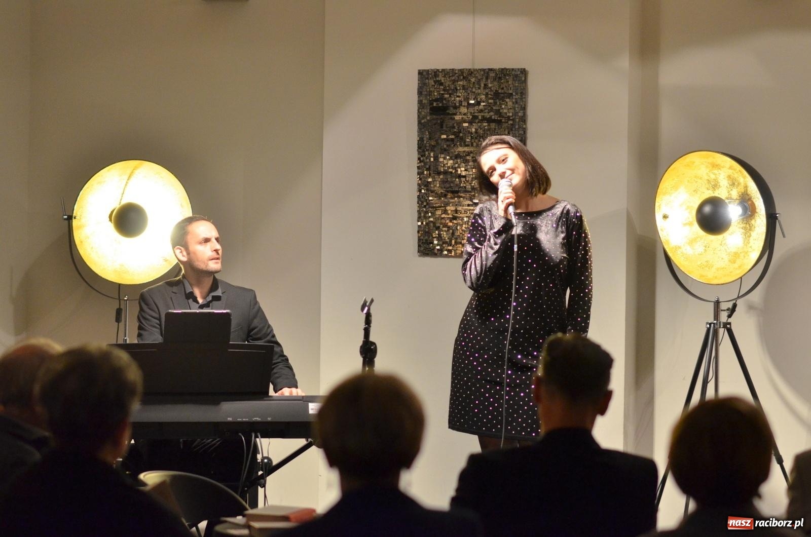 Zdjęcie w galerii na portalu naszraciborz.pl: Literacka kawiarenka Raciborza. W RCK promowano 36. wydanie Almanachu wiadomości z regionu