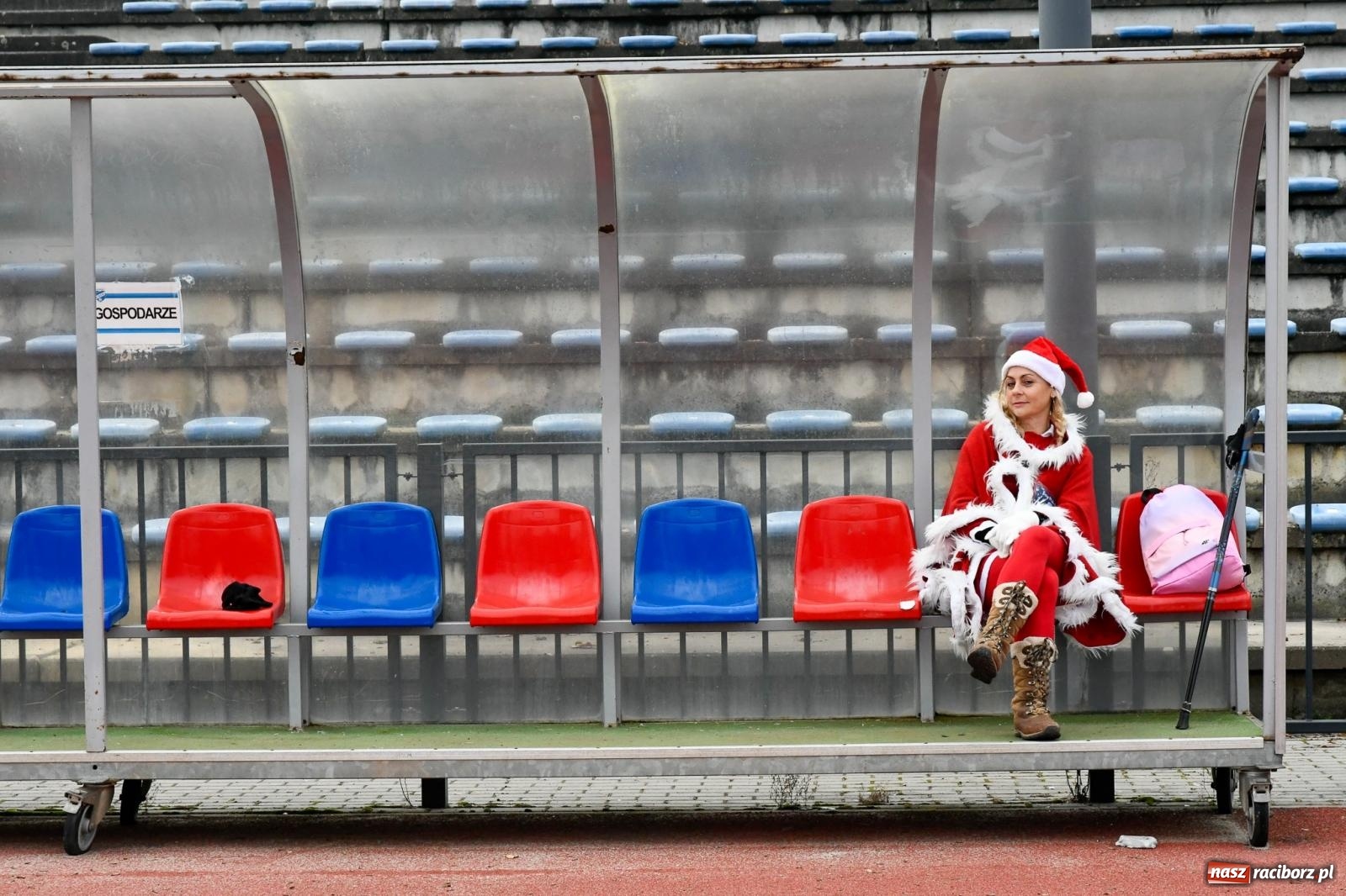 Zdjęcie w galerii na portalu naszraciborz.pl: Ho, ho, ho. Bieg Mikołajkowy na stadionie przy Zamkowej wiadomości z regionu