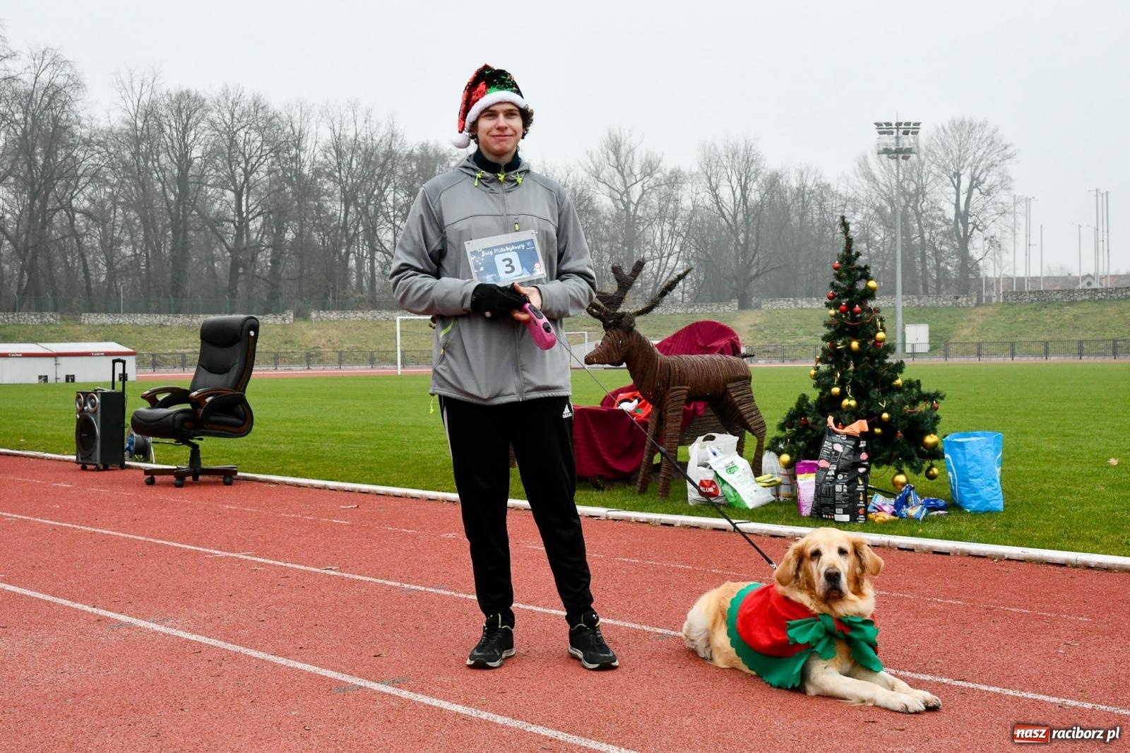 Zdjęcie w galerii na portalu naszraciborz.pl: Ho, ho, ho. Bieg Mikołajkowy na stadionie przy Zamkowej wiadomości z regionu