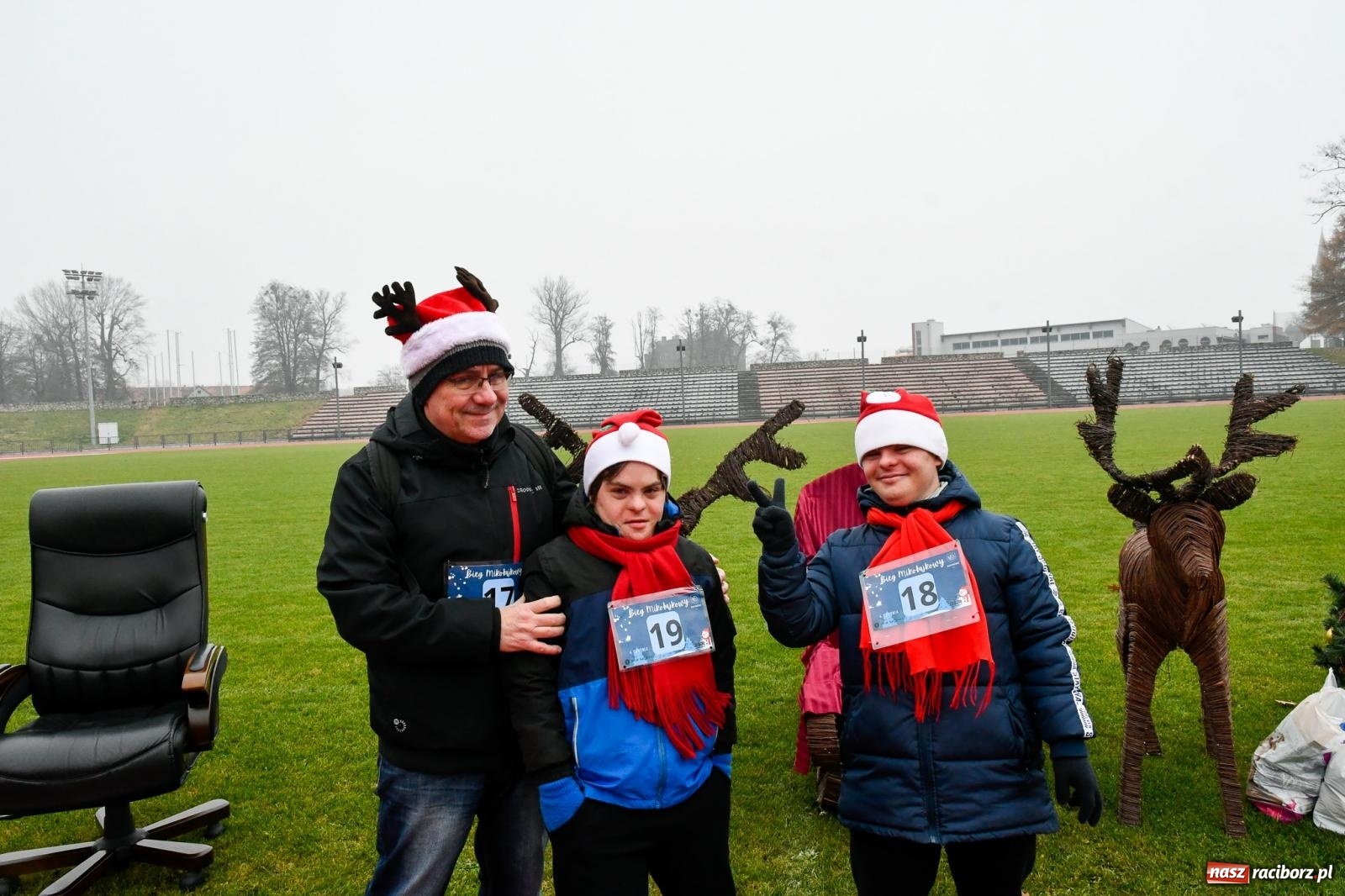 Zdjęcie w galerii na portalu naszraciborz.pl: Ho, ho, ho. Bieg Mikołajkowy na stadionie przy Zamkowej wiadomości z regionu