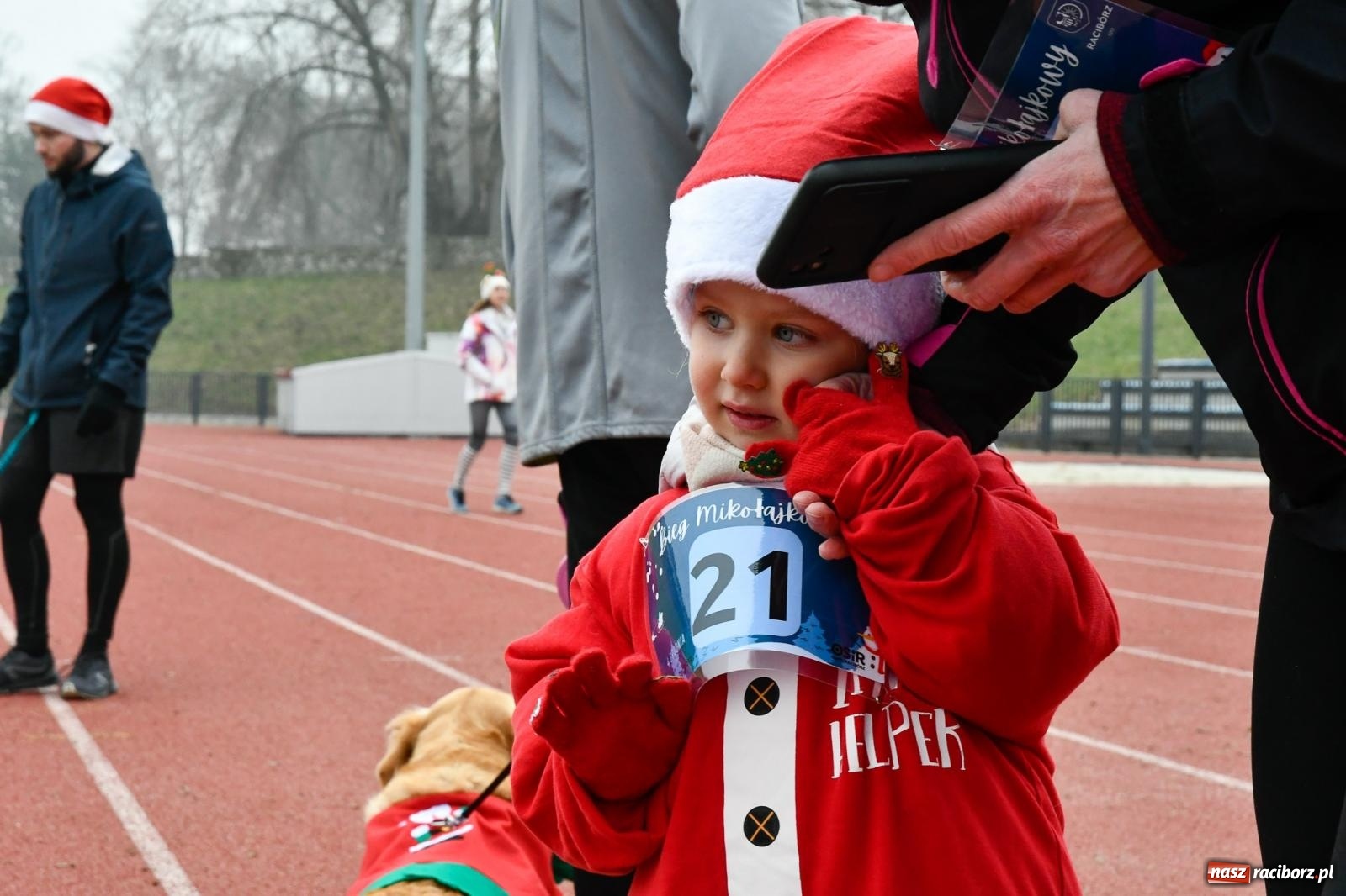 Zdjęcie w galerii na portalu naszraciborz.pl: Ho, ho, ho. Bieg Mikołajkowy na stadionie przy Zamkowej wiadomości z regionu