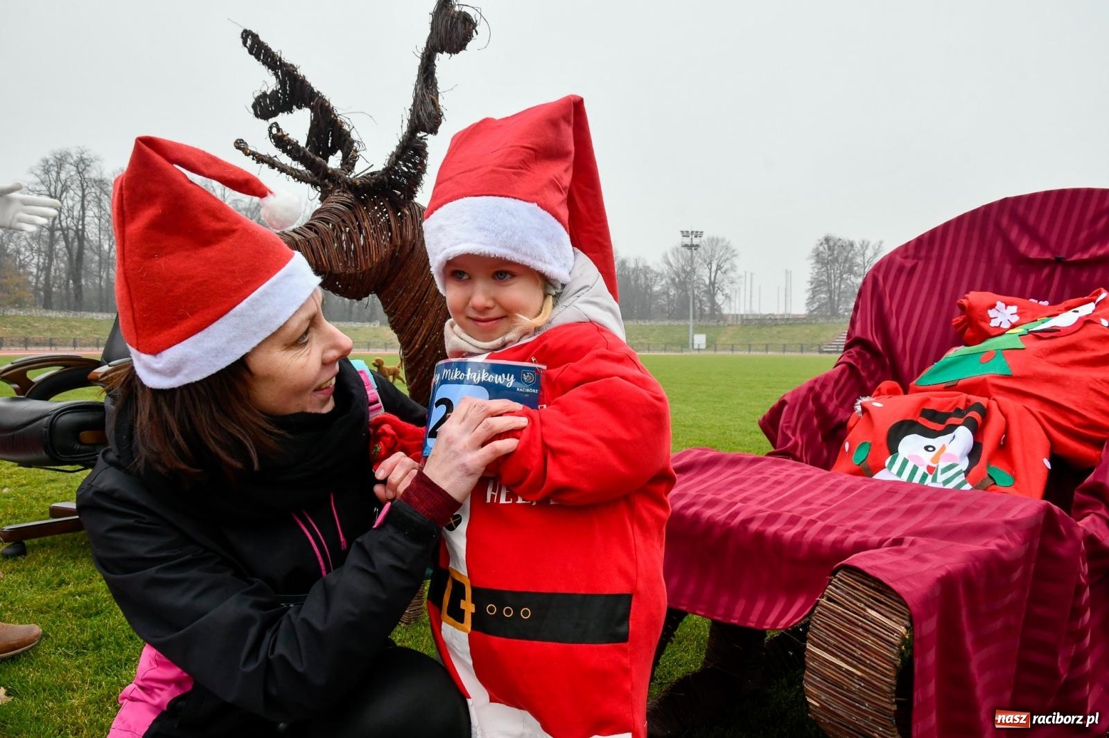 Zdjęcie w galerii na portalu naszraciborz.pl: Ho, ho, ho. Bieg Mikołajkowy na stadionie przy Zamkowej wiadomości z regionu