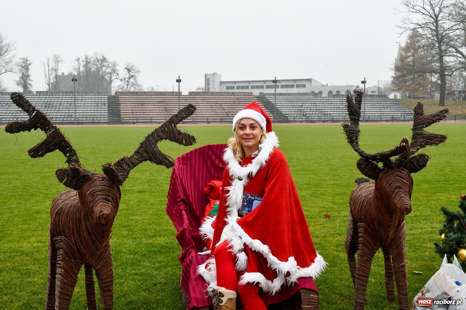 Zdjęcie w galerii na portalu naszraciborz.pl: Ho, ho, ho. Bieg Mikołajkowy na stadionie przy Zamkowej wiadomości z regionu