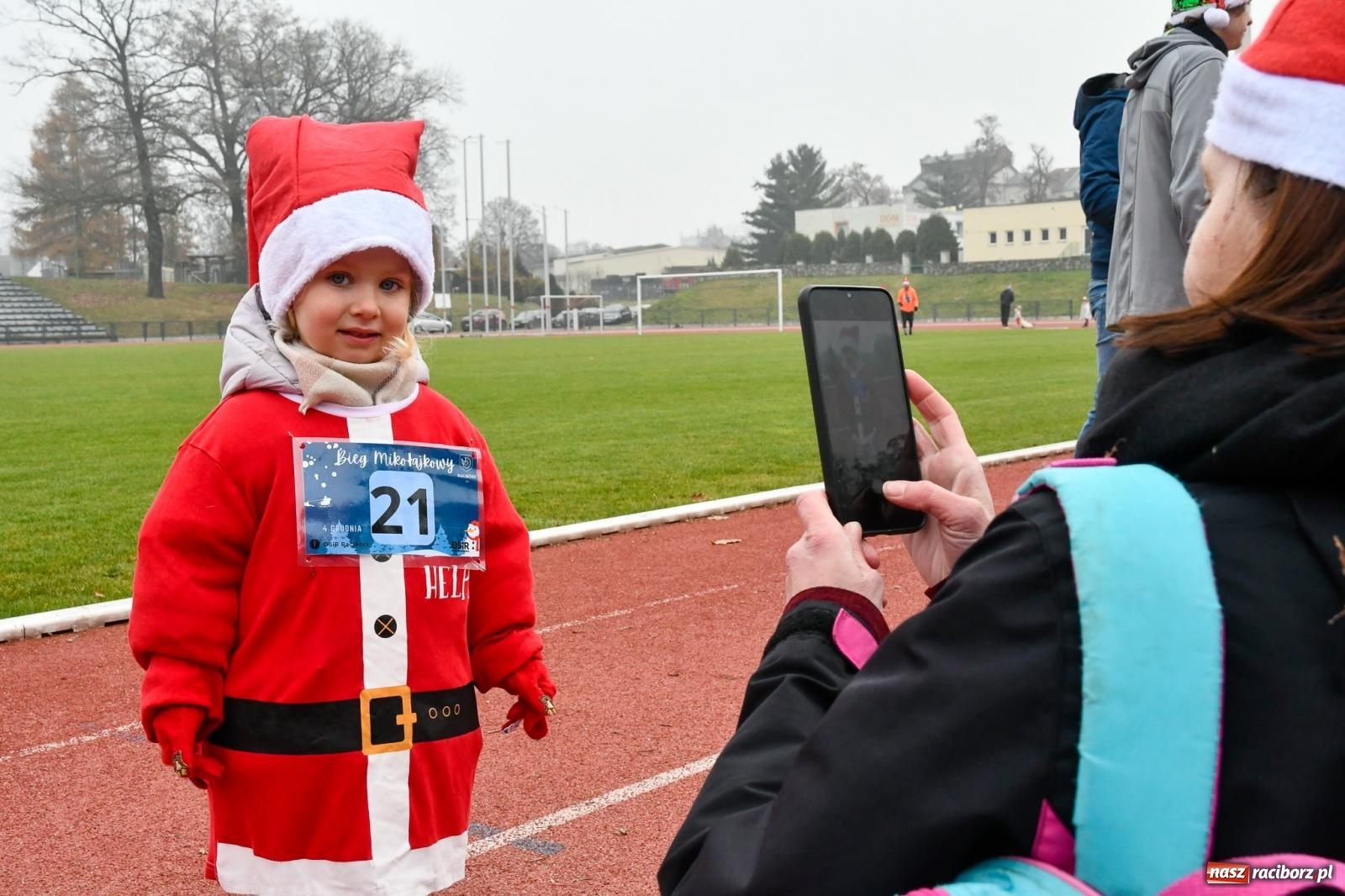 Zdjęcie w galerii na portalu naszraciborz.pl: Ho, ho, ho. Bieg Mikołajkowy na stadionie przy Zamkowej wiadomości z regionu