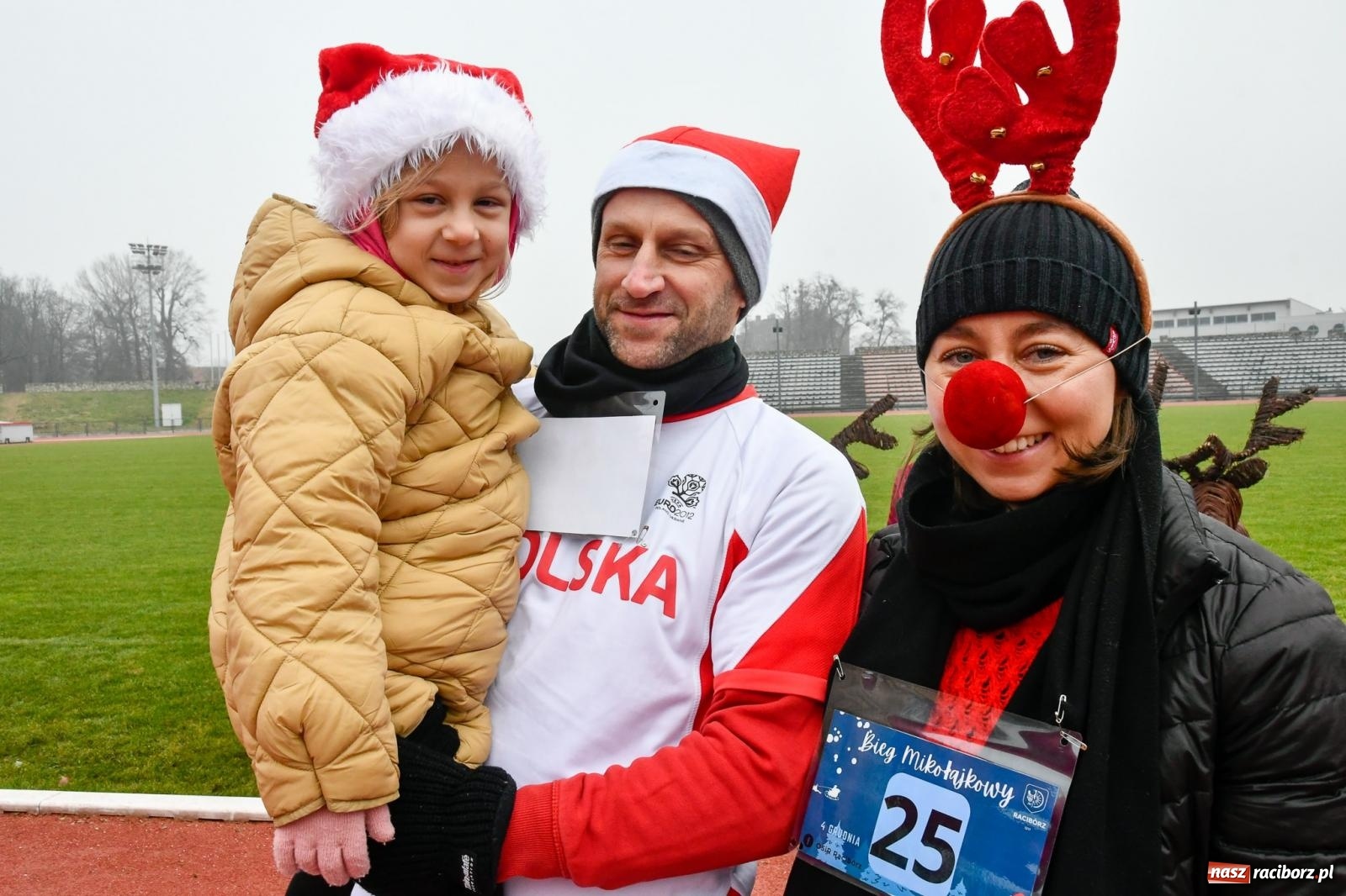 Zdjęcie w galerii na portalu naszraciborz.pl: Ho, ho, ho. Bieg Mikołajkowy na stadionie przy Zamkowej wiadomości z regionu