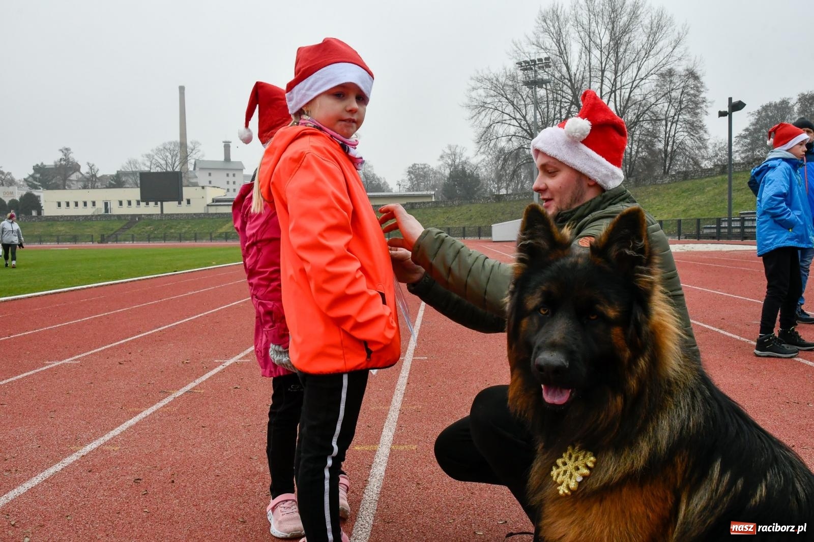 Zdjęcie w galerii na portalu naszraciborz.pl: Ho, ho, ho. Bieg Mikołajkowy na stadionie przy Zamkowej wiadomości z regionu