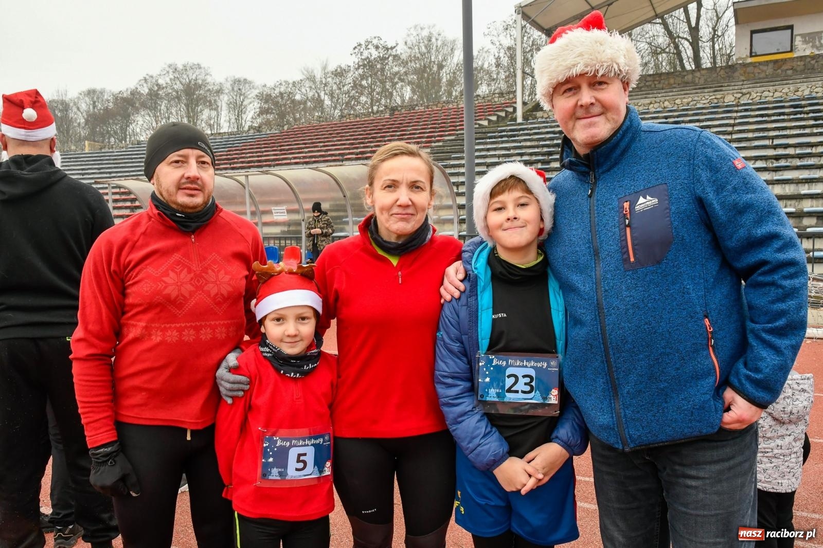 Zdjęcie w galerii na portalu naszraciborz.pl: Ho, ho, ho. Bieg Mikołajkowy na stadionie przy Zamkowej wiadomości z regionu