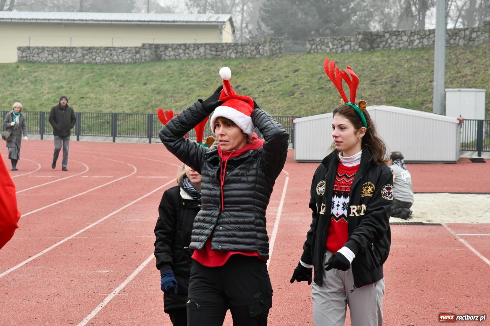 Zdjęcie w galerii na portalu naszraciborz.pl: Ho, ho, ho. Bieg Mikołajkowy na stadionie przy Zamkowej wiadomości z regionu
