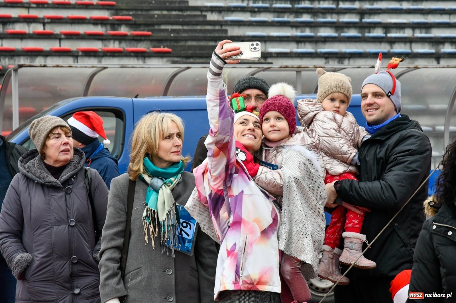 Zdjęcie w galerii na portalu naszraciborz.pl: Ho, ho, ho. Bieg Mikołajkowy na stadionie przy Zamkowej wiadomości z regionu
