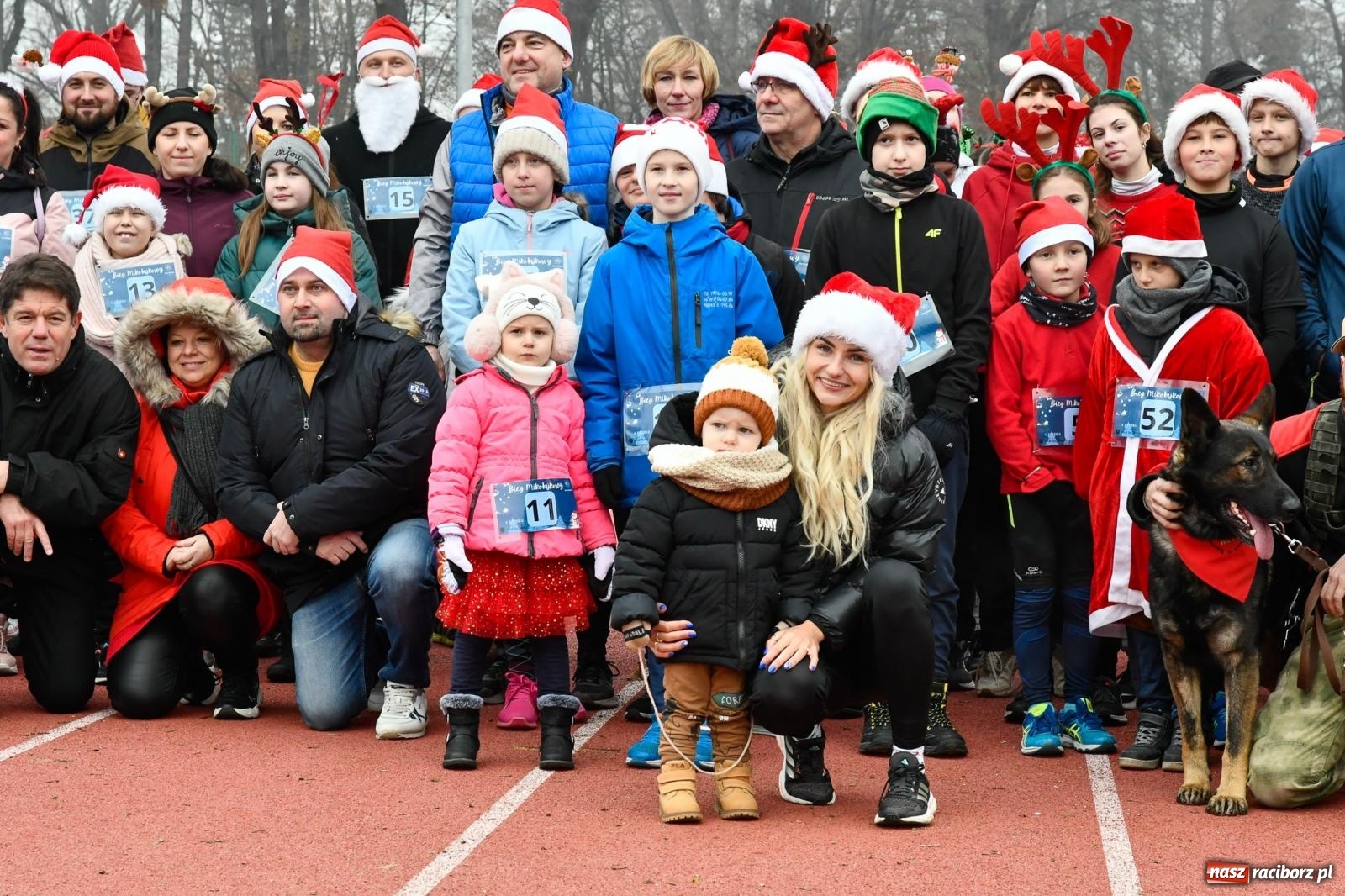 Zdjęcie w galerii na portalu naszraciborz.pl: Ho, ho, ho. Bieg Mikołajkowy na stadionie przy Zamkowej wiadomości z regionu