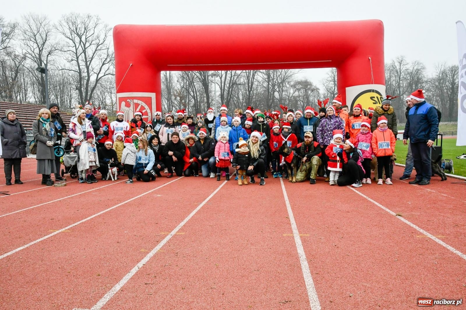 Zdjęcie w galerii na portalu naszraciborz.pl: Ho, ho, ho. Bieg Mikołajkowy na stadionie przy Zamkowej wiadomości z regionu