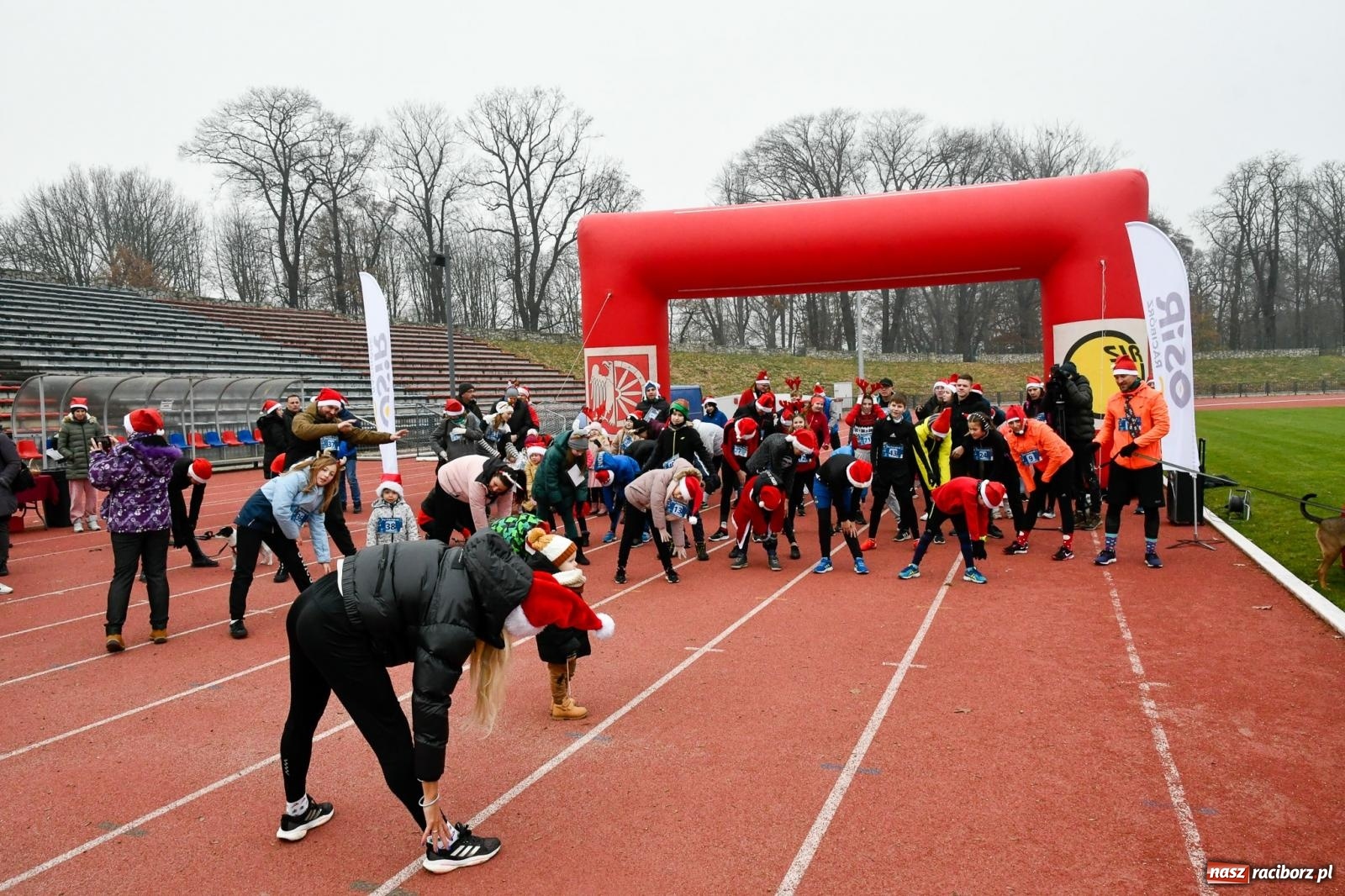 Zdjęcie w galerii na portalu naszraciborz.pl: Ho, ho, ho. Bieg Mikołajkowy na stadionie przy Zamkowej wiadomości z regionu