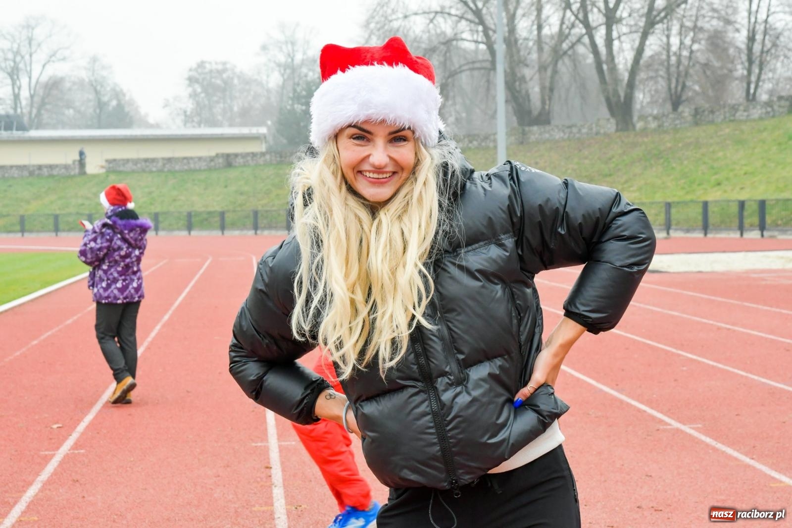 Zdjęcie w galerii na portalu naszraciborz.pl: Ho, ho, ho. Bieg Mikołajkowy na stadionie przy Zamkowej wiadomości z regionu