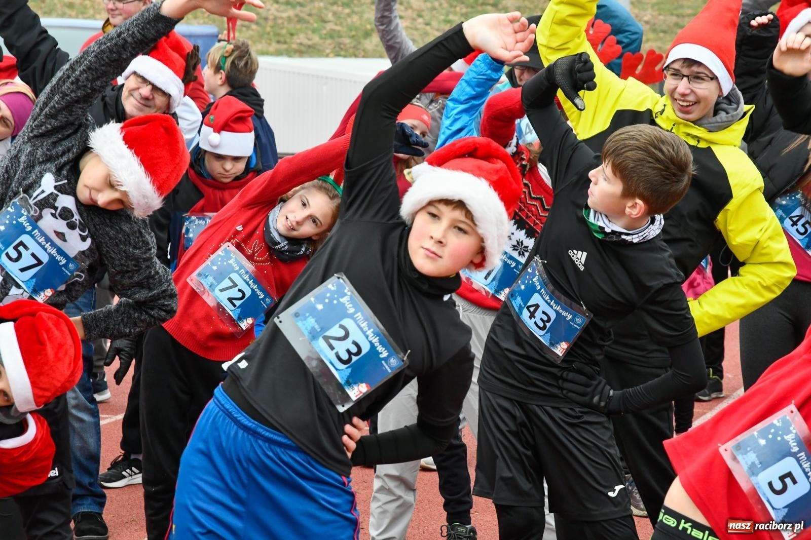 Zdjęcie w galerii na portalu naszraciborz.pl: Ho, ho, ho. Bieg Mikołajkowy na stadionie przy Zamkowej wiadomości z regionu