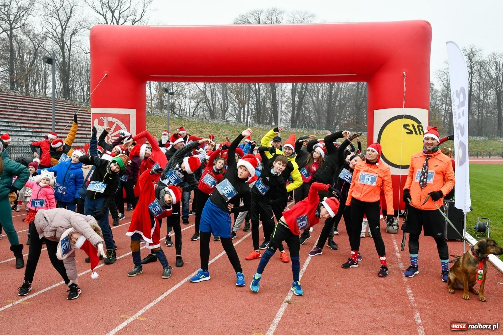 Zdjęcie w galerii na portalu naszraciborz.pl: Ho, ho, ho. Bieg Mikołajkowy na stadionie przy Zamkowej wiadomości z regionu