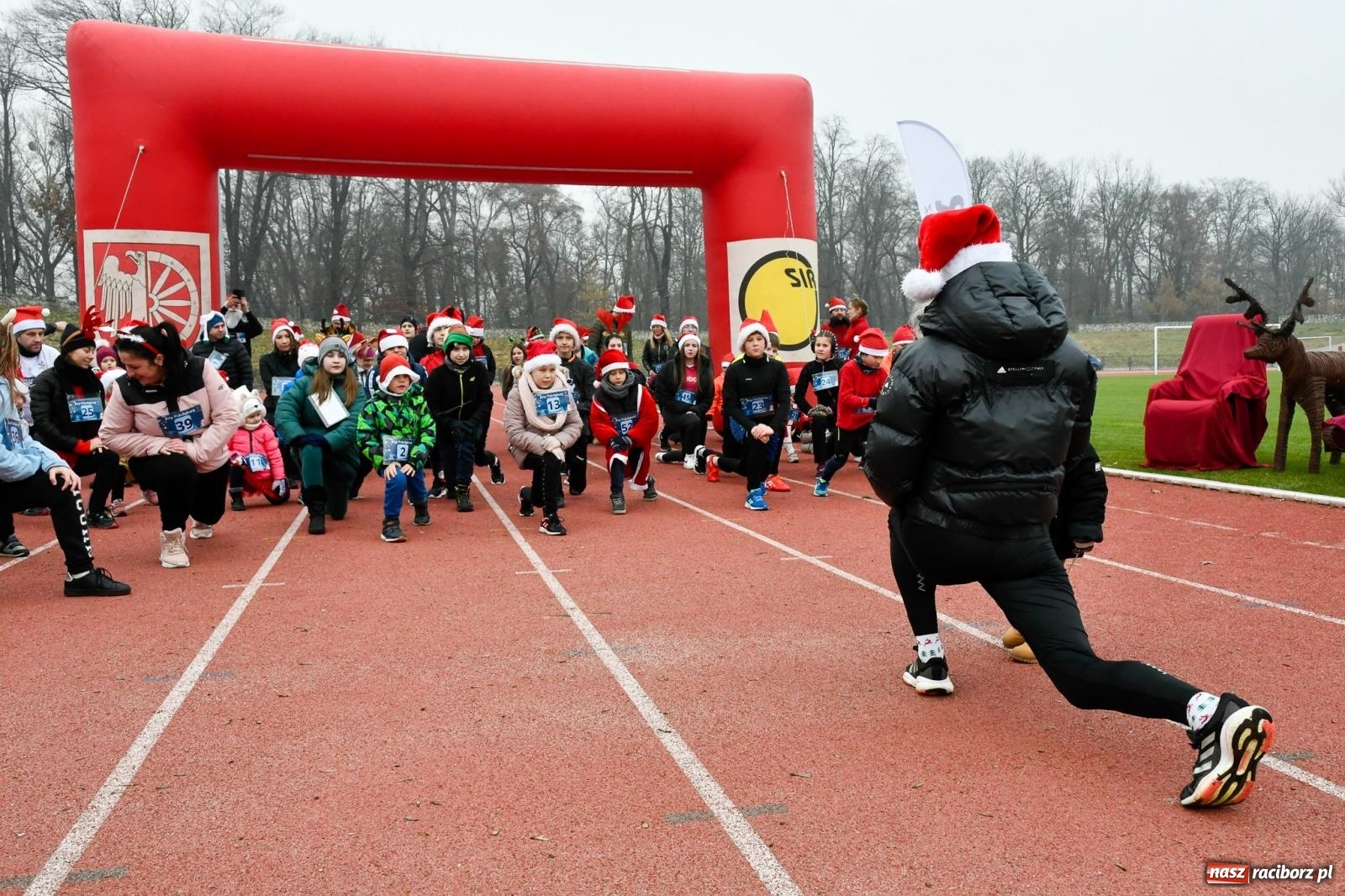 Zdjęcie w galerii na portalu naszraciborz.pl: Ho, ho, ho. Bieg Mikołajkowy na stadionie przy Zamkowej wiadomości z regionu