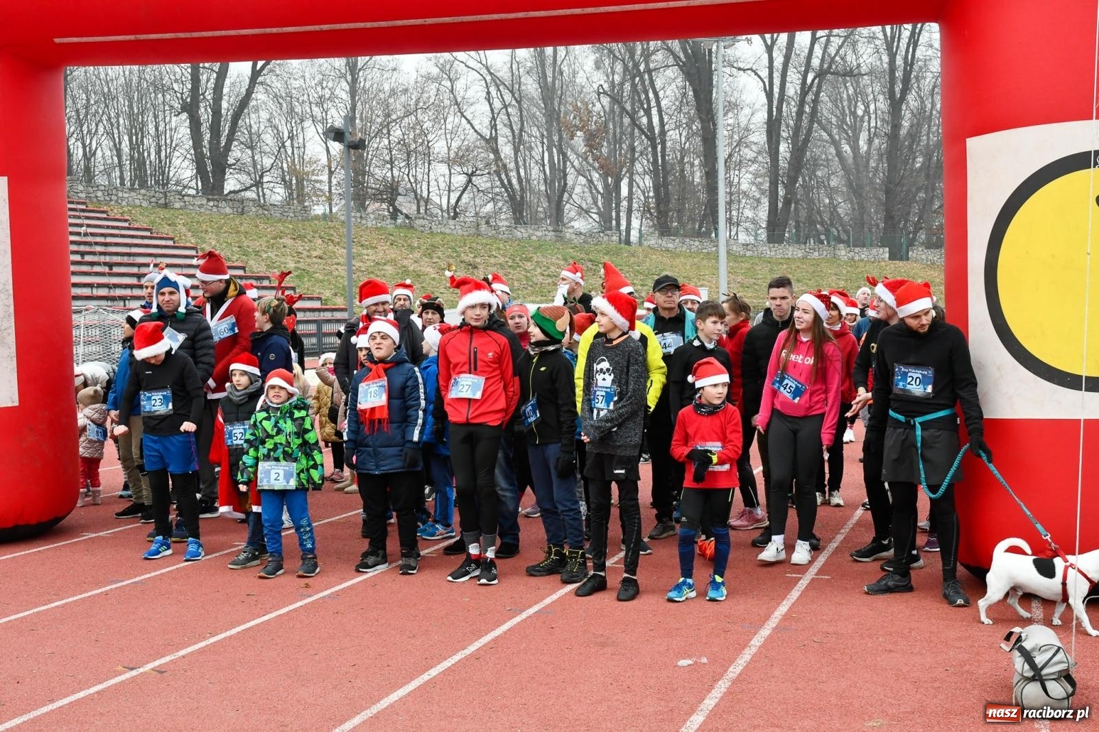 Zdjęcie w galerii na portalu naszraciborz.pl: Ho, ho, ho. Bieg Mikołajkowy na stadionie przy Zamkowej wiadomości z regionu