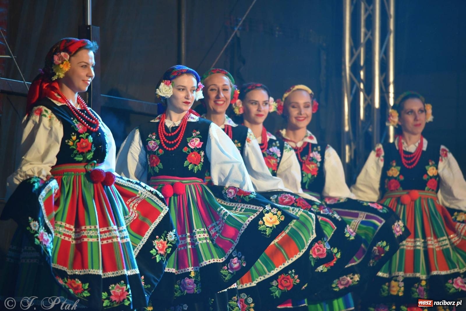 Zdjęcie w galerii na portalu naszraciborz.pl: Taneczny finał raciborskiego jarmarku wiadomości z regionu