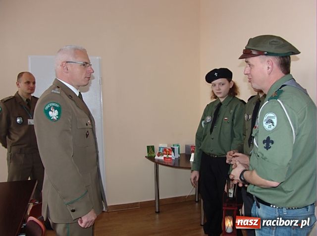 Zdjęcie w galerii na portalu naszraciborz.pl: Harcerze przekazali Światło Pokoju wiadomości z regionu