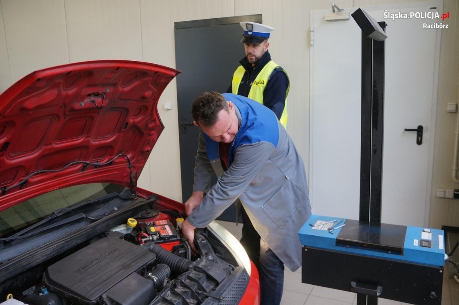 Zdjęcie w galerii na portalu naszraciborz.pl: Twoje światła - Nasze bezpieczeństwo. Raport z akcji w Raciborzu wiadomości z regionu