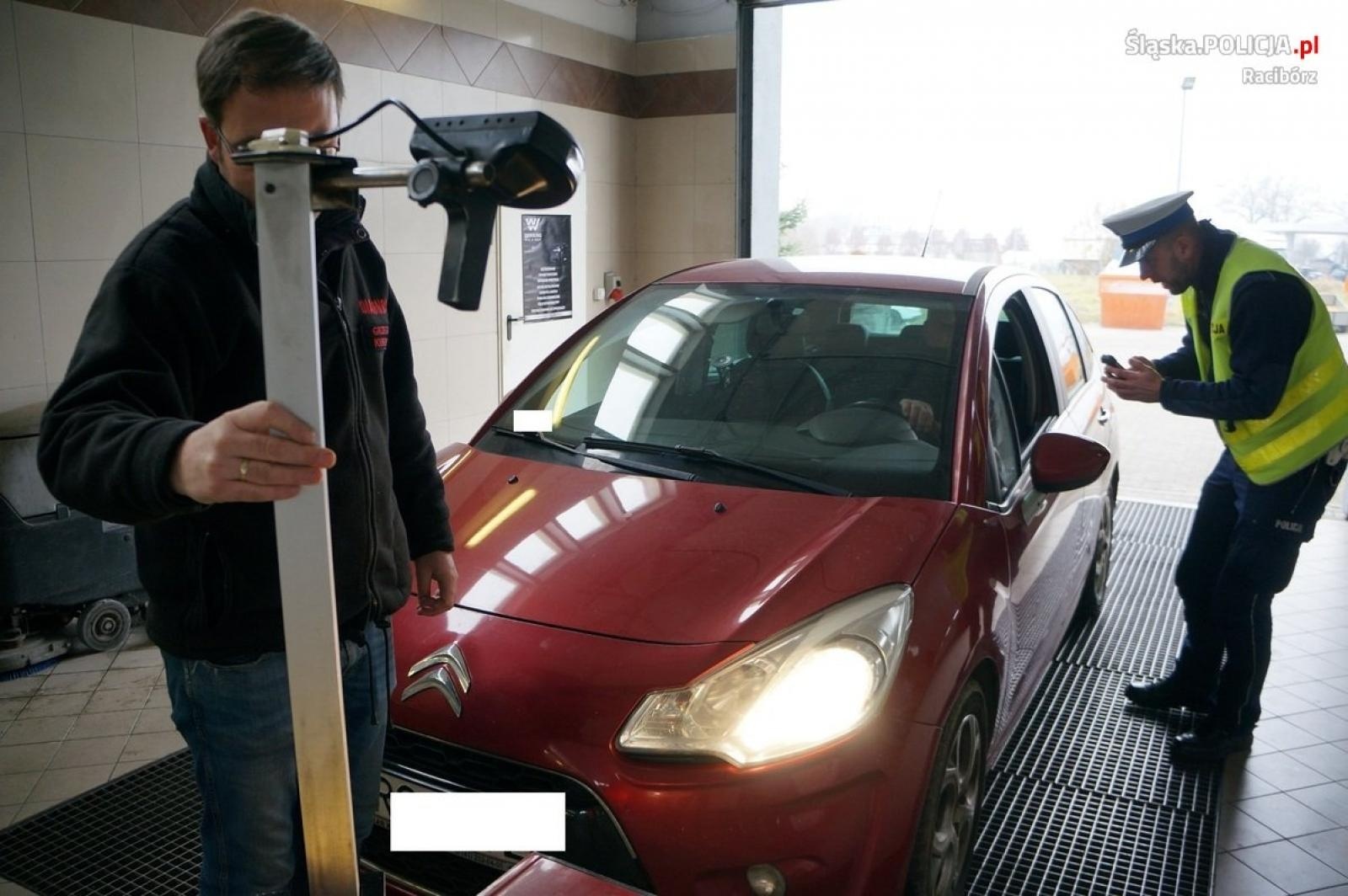 Zdjęcie w galerii na portalu naszraciborz.pl: Twoje światła - Nasze bezpieczeństwo. Raport z akcji w Raciborzu wiadomości z regionu