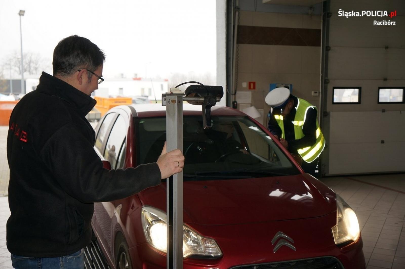 Zdjęcie w galerii na portalu naszraciborz.pl: Twoje światła - Nasze bezpieczeństwo. Raport z akcji w Raciborzu wiadomości z regionu