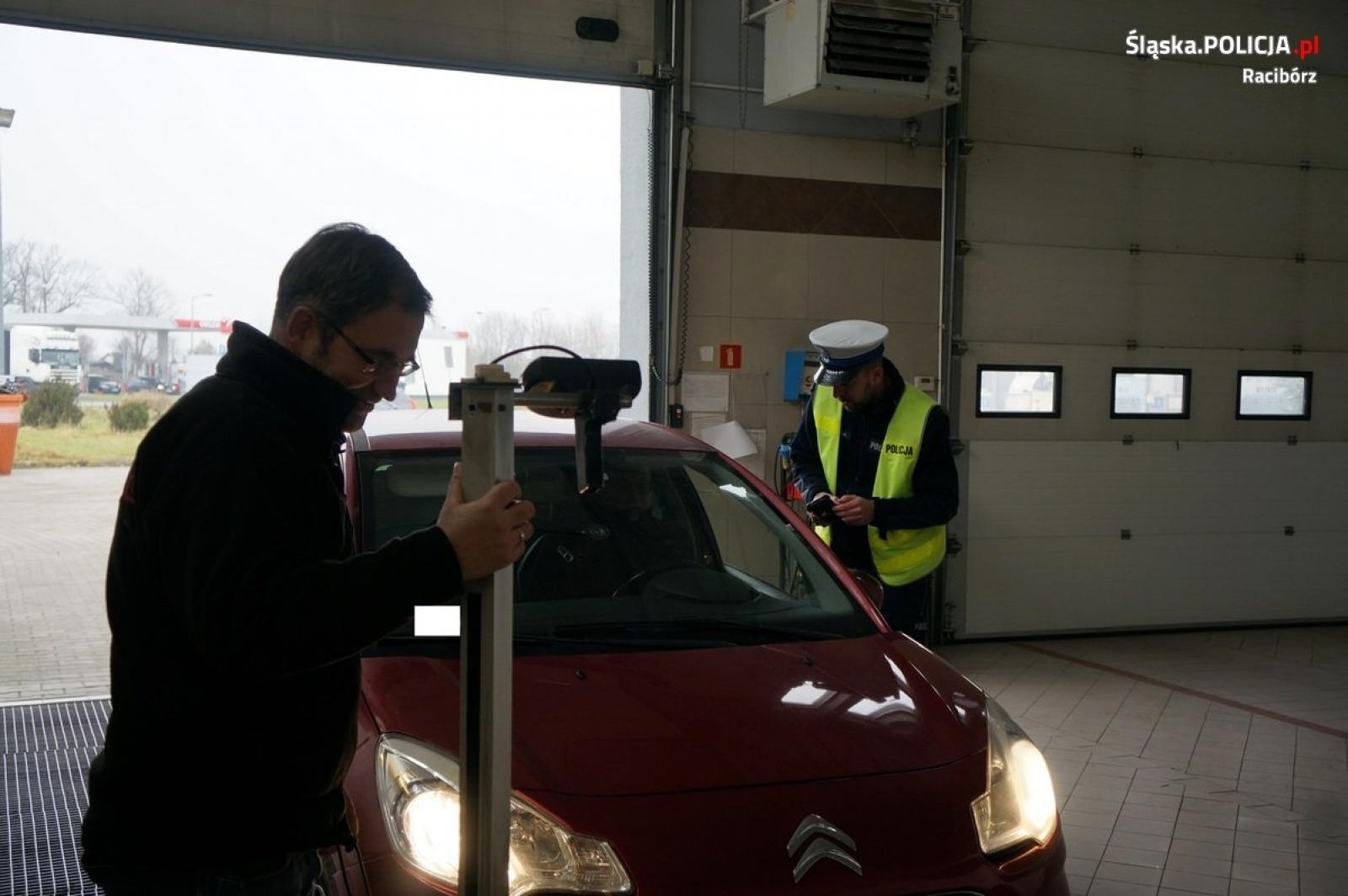 Zdjęcie w galerii na portalu naszraciborz.pl: Twoje światła - Nasze bezpieczeństwo. Raport z akcji w Raciborzu wiadomości z regionu