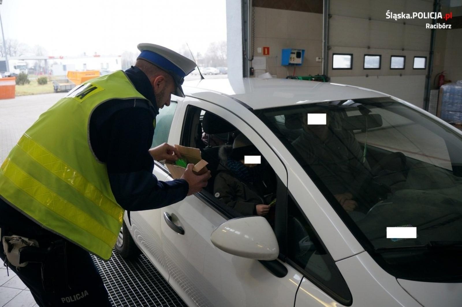 Zdjęcie w galerii na portalu naszraciborz.pl: Twoje światła - Nasze bezpieczeństwo. Raport z akcji w Raciborzu wiadomości z regionu