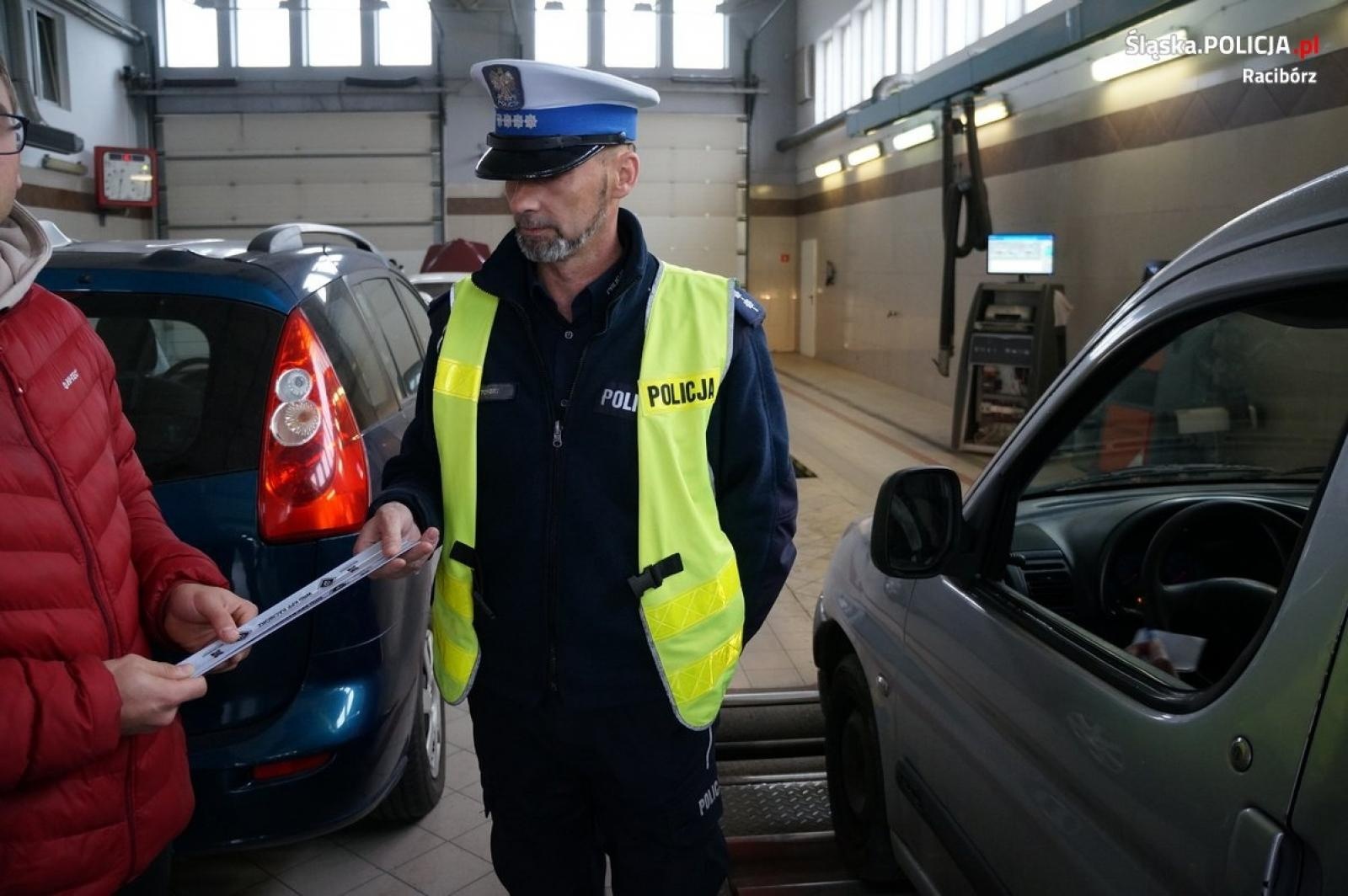Zdjęcie w galerii na portalu naszraciborz.pl: Twoje światła - Nasze bezpieczeństwo. Raport z akcji w Raciborzu wiadomości z regionu