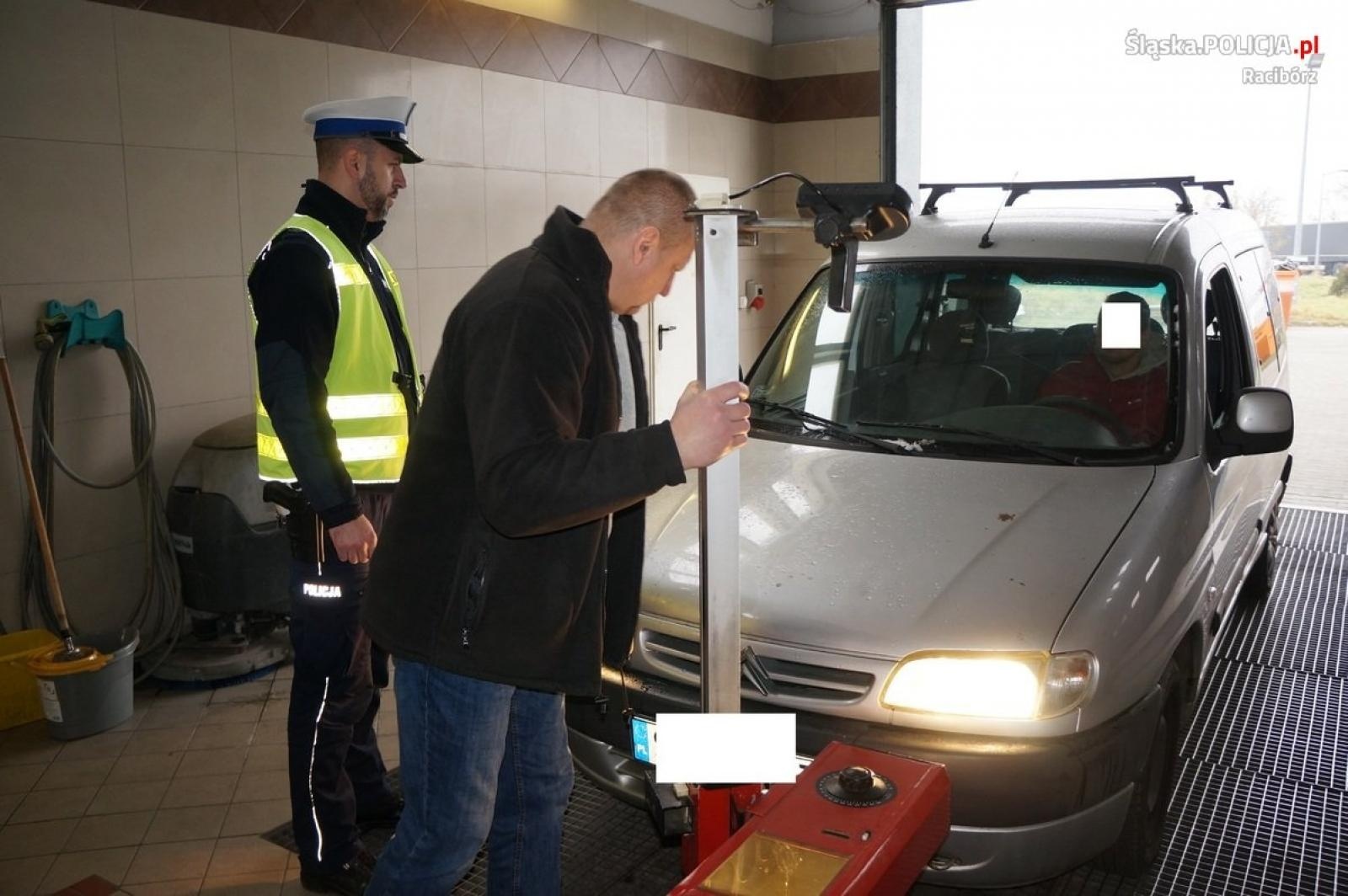 Zdjęcie w galerii na portalu naszraciborz.pl: Twoje światła - Nasze bezpieczeństwo. Raport z akcji w Raciborzu wiadomości z regionu