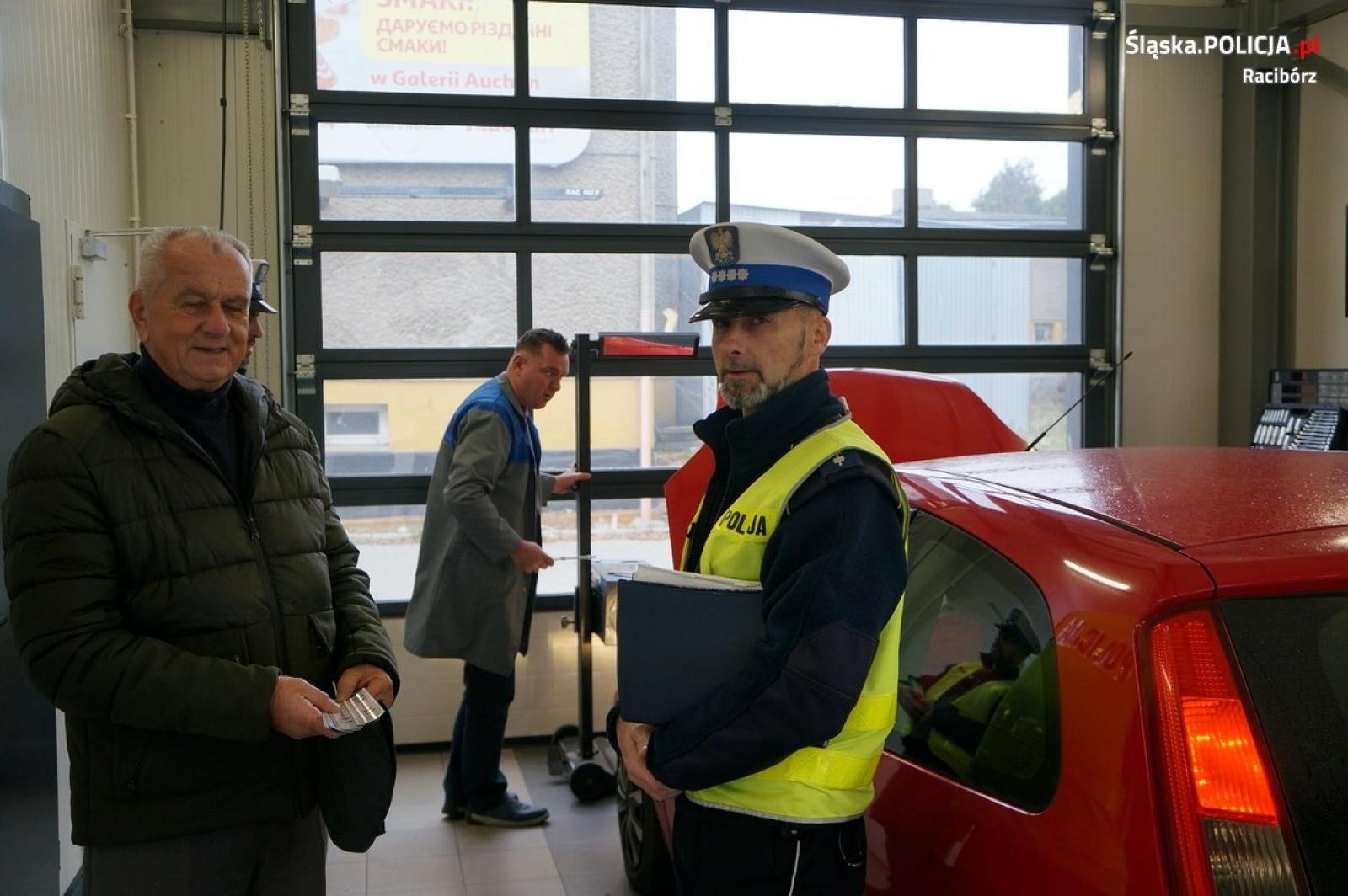 Zdjęcie w galerii na portalu naszraciborz.pl: Twoje światła - Nasze bezpieczeństwo. Raport z akcji w Raciborzu wiadomości z regionu