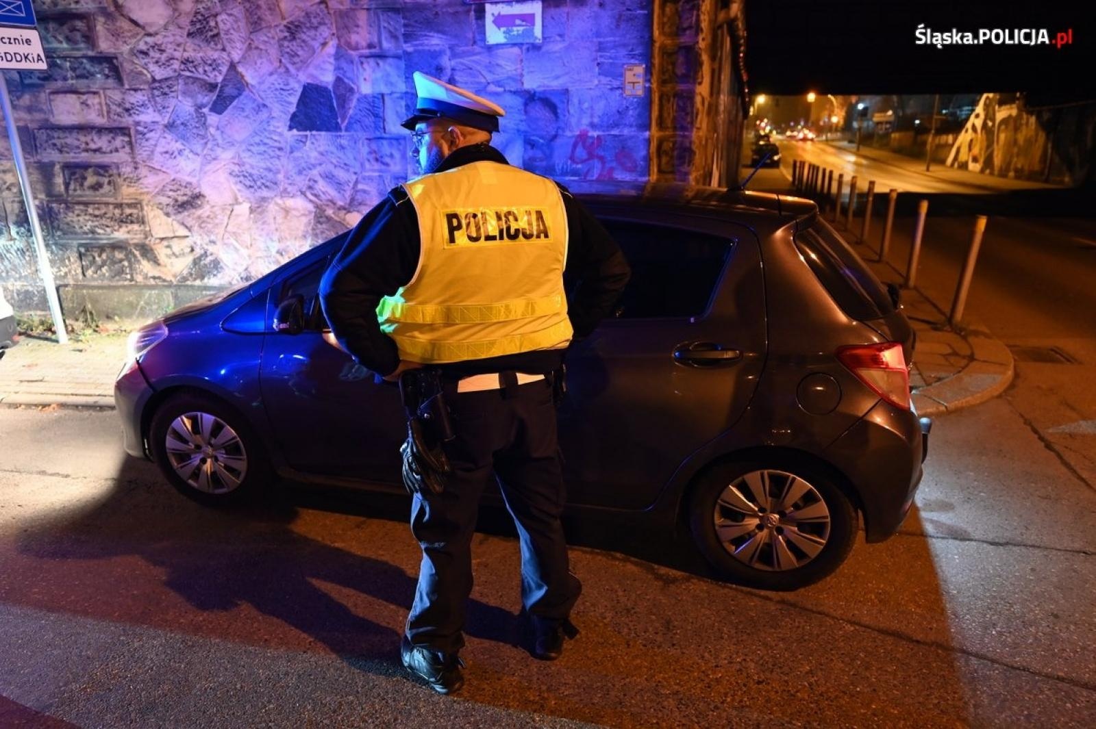 Zdjęcie w galerii na portalu naszraciborz.pl: Podwózka na aplikację. Nocna akcja śląskiej policji wiadomości z regionu