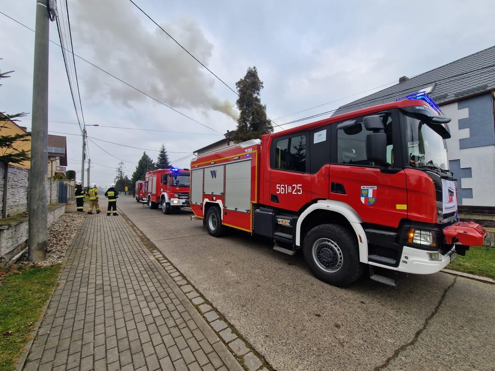Zdjęcie w galerii na portalu naszraciborz.pl: Raport 998. Pożar sadzy w kominie w Nowej Wiosce [FOTO] wiadomości z regionu