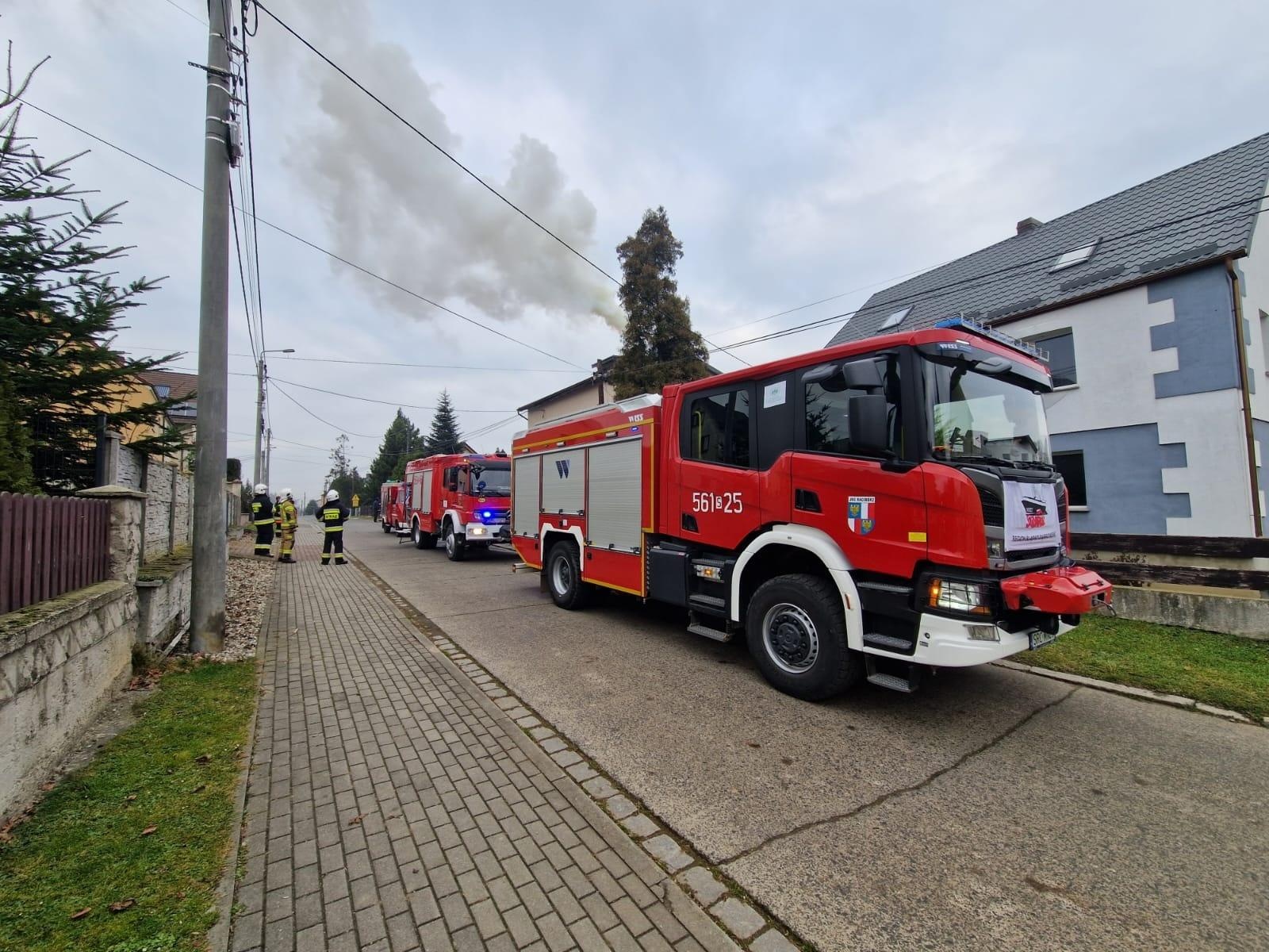 Zdjęcie w galerii na portalu naszraciborz.pl: Raport 998. Pożar sadzy w kominie w Nowej Wiosce [FOTO] wiadomości z regionu