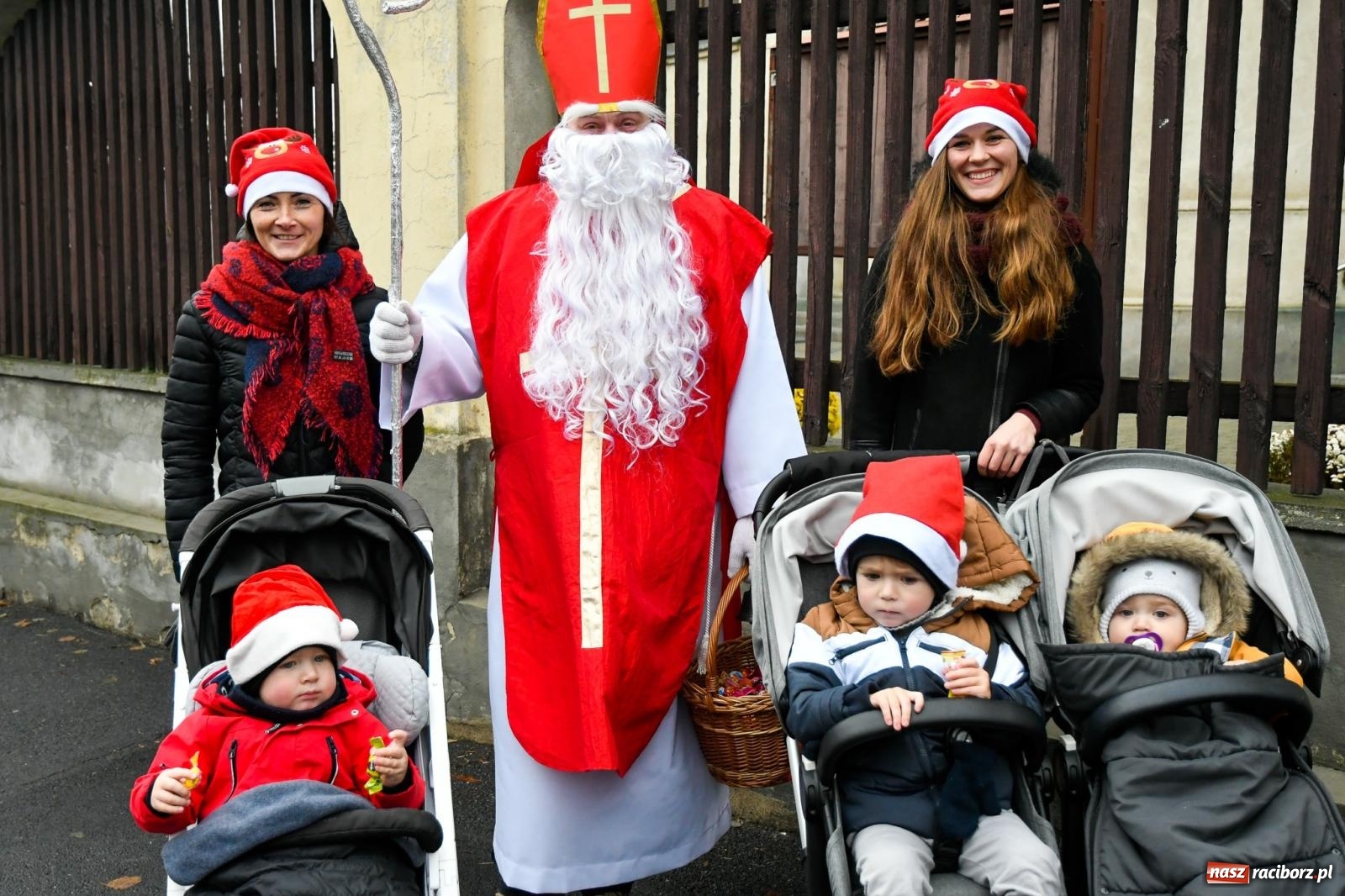 Zdjęcie w galerii na portalu naszraciborz.pl: Dwa św. Mikołaje i diabeł z Sudoła – doroczna procesja w Krzanowicach [FOTO i WIDEO] wiadomości z regionu