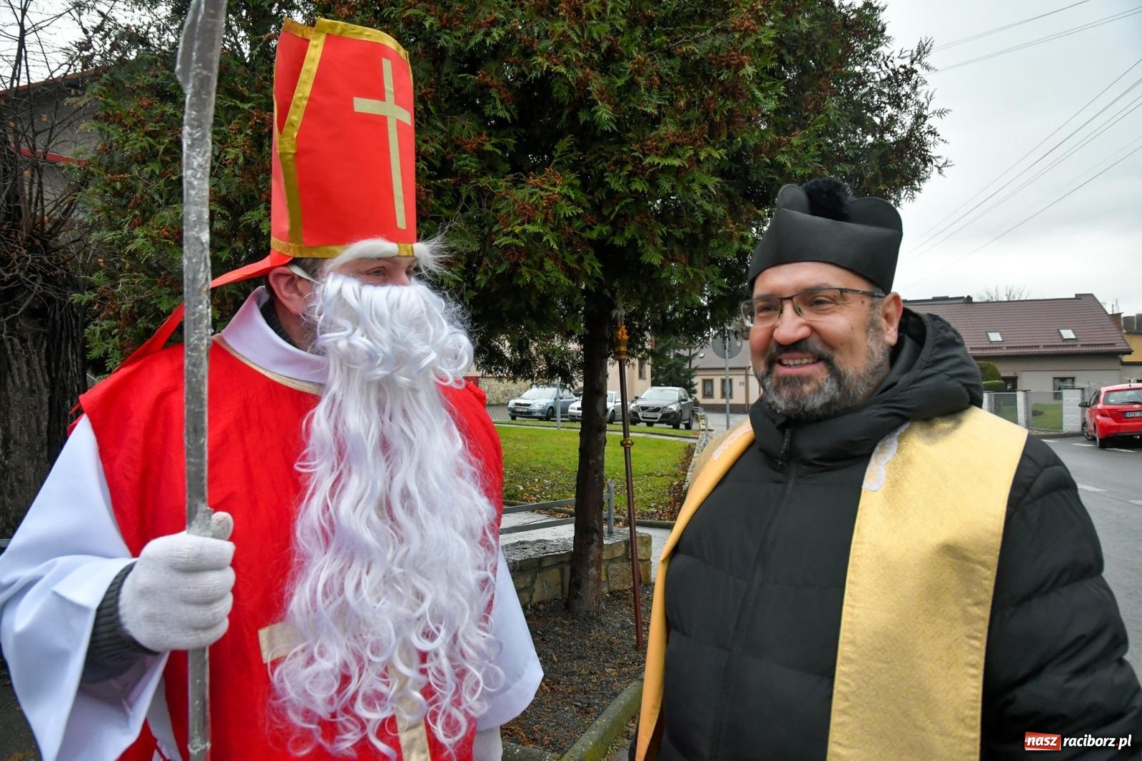 Zdjęcie w galerii na portalu naszraciborz.pl: Dwa św. Mikołaje i diabeł z Sudoła – doroczna procesja w Krzanowicach [FOTO i WIDEO] wiadomości z regionu