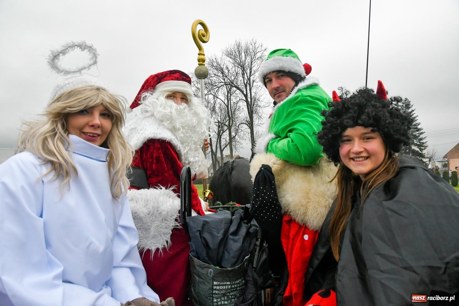 Zdjęcie w galerii na portalu naszraciborz.pl: Dwa św. Mikołaje i diabeł z Sudoła – doroczna procesja w Krzanowicach [FOTO i WIDEO] wiadomości z regionu