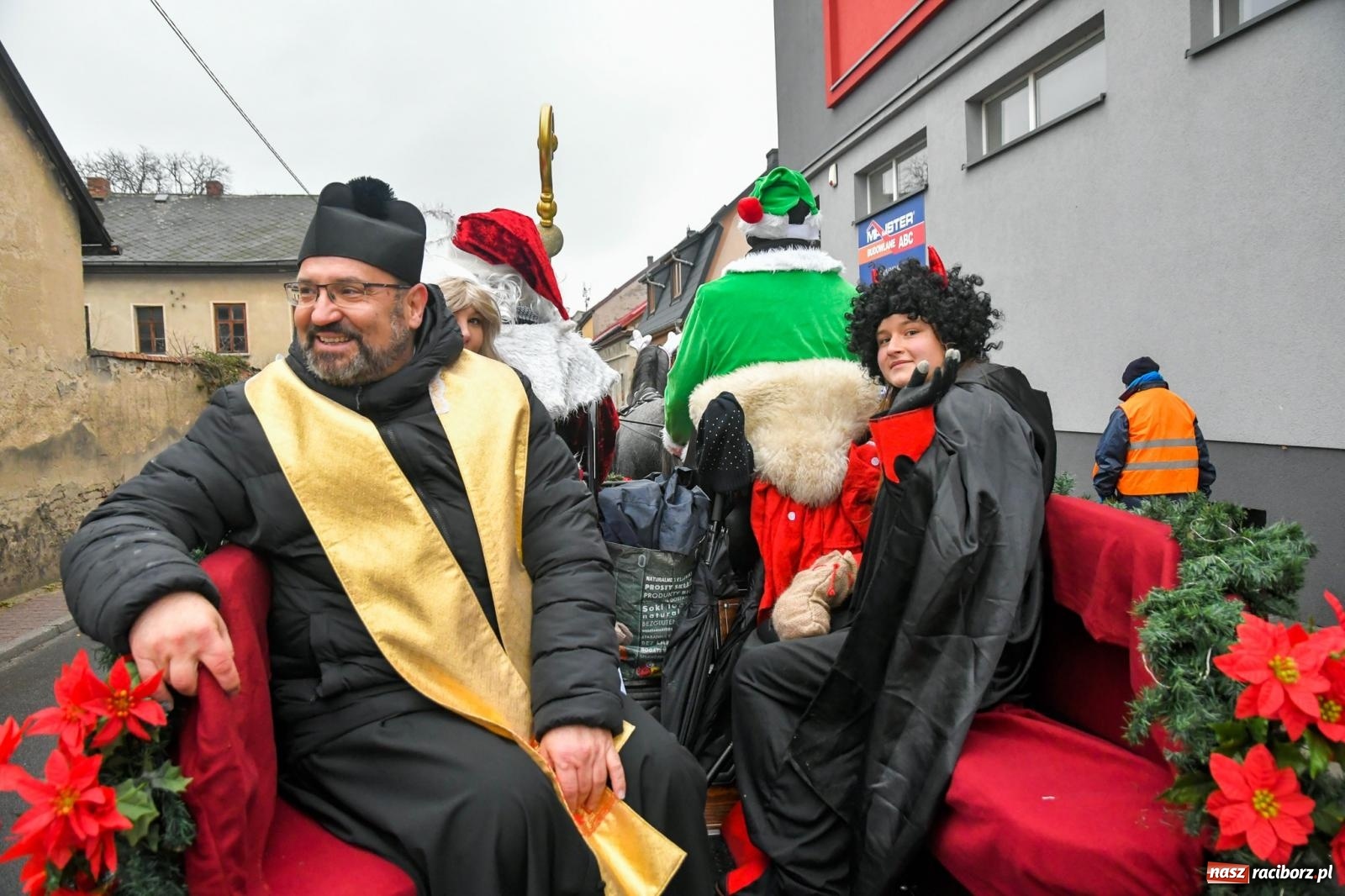 Zdjęcie w galerii na portalu naszraciborz.pl: Dwa św. Mikołaje i diabeł z Sudoła – doroczna procesja w Krzanowicach [FOTO i WIDEO] wiadomości z regionu