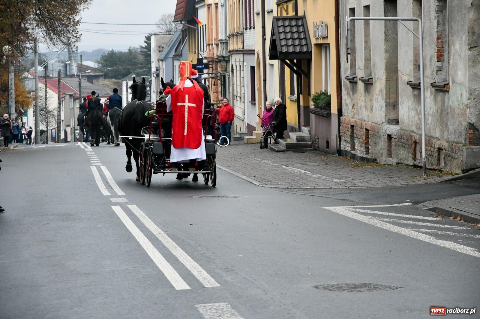 Zdjęcie w galerii na portalu naszraciborz.pl: Dwa św. Mikołaje i diabeł z Sudoła – doroczna procesja w Krzanowicach [FOTO i WIDEO] wiadomości z regionu