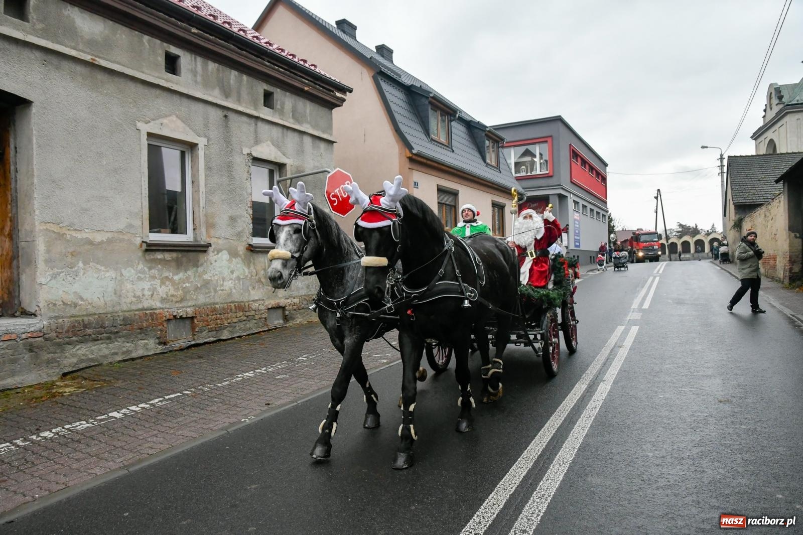 Zdjęcie w galerii na portalu naszraciborz.pl: Dwa św. Mikołaje i diabeł z Sudoła – doroczna procesja w Krzanowicach [FOTO i WIDEO] wiadomości z regionu