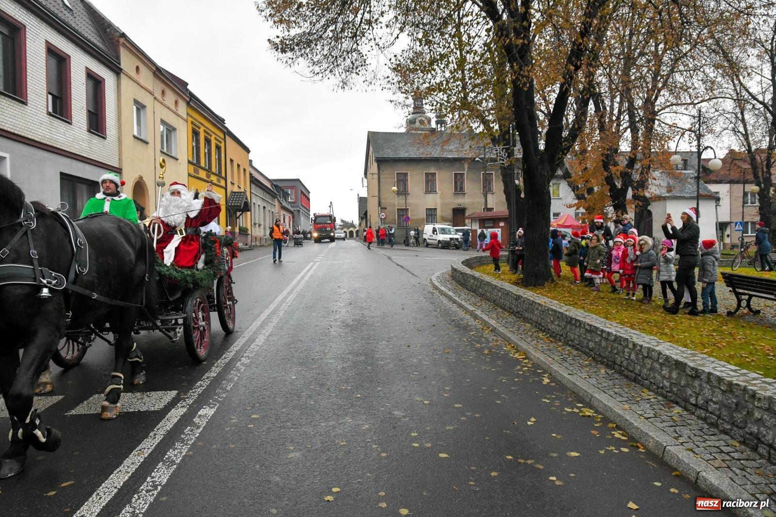 Zdjęcie w galerii na portalu naszraciborz.pl: Dwa św. Mikołaje i diabeł z Sudoła – doroczna procesja w Krzanowicach [FOTO i WIDEO] wiadomości z regionu
