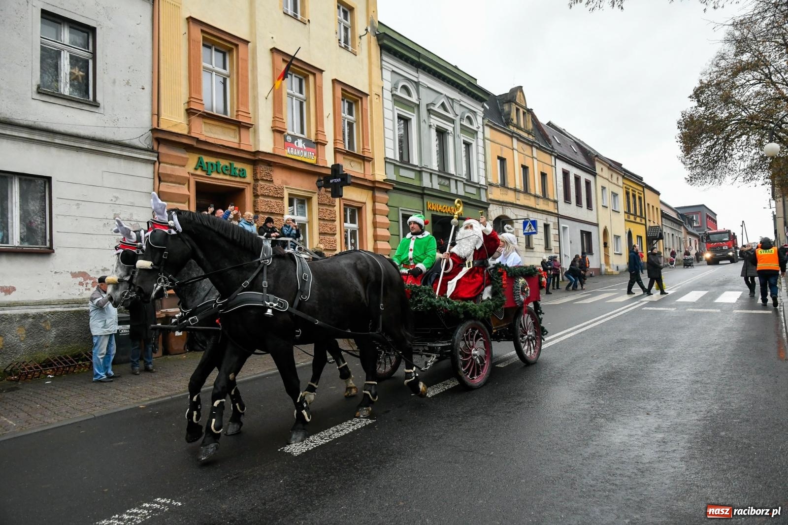 Zdjęcie w galerii na portalu naszraciborz.pl: Dwa św. Mikołaje i diabeł z Sudoła – doroczna procesja w Krzanowicach [FOTO i WIDEO] wiadomości z regionu