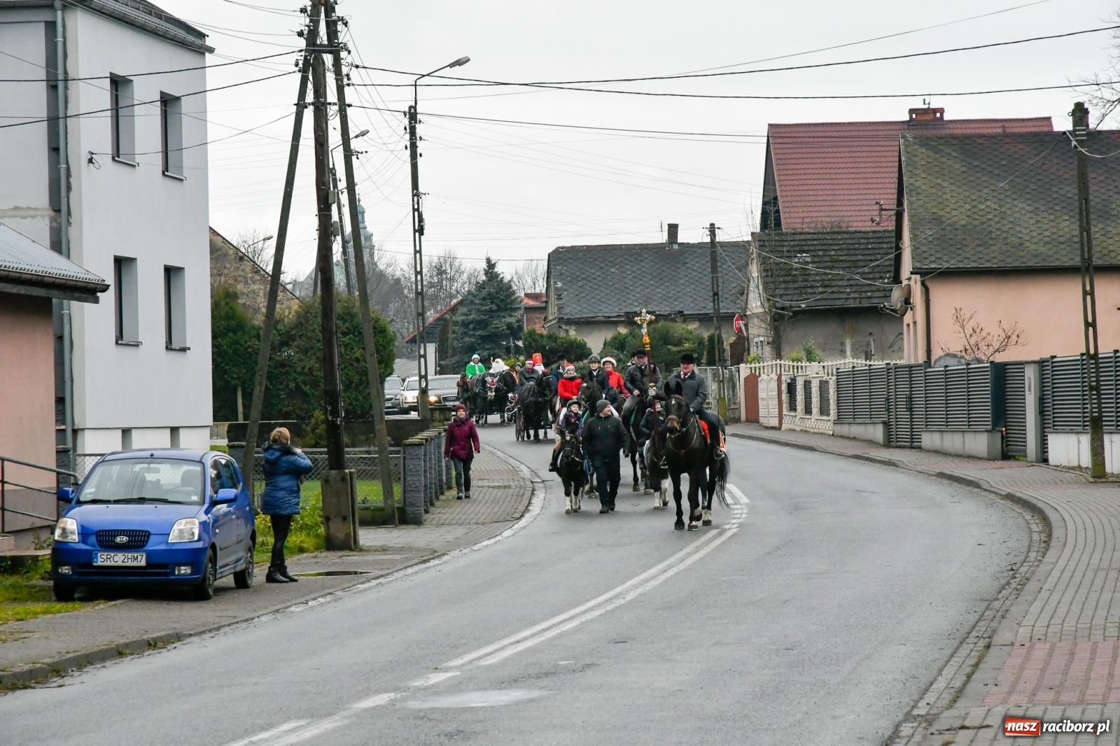 Zdjęcie w galerii na portalu naszraciborz.pl: Dwa św. Mikołaje i diabeł z Sudoła – doroczna procesja w Krzanowicach [FOTO i WIDEO] wiadomości z regionu