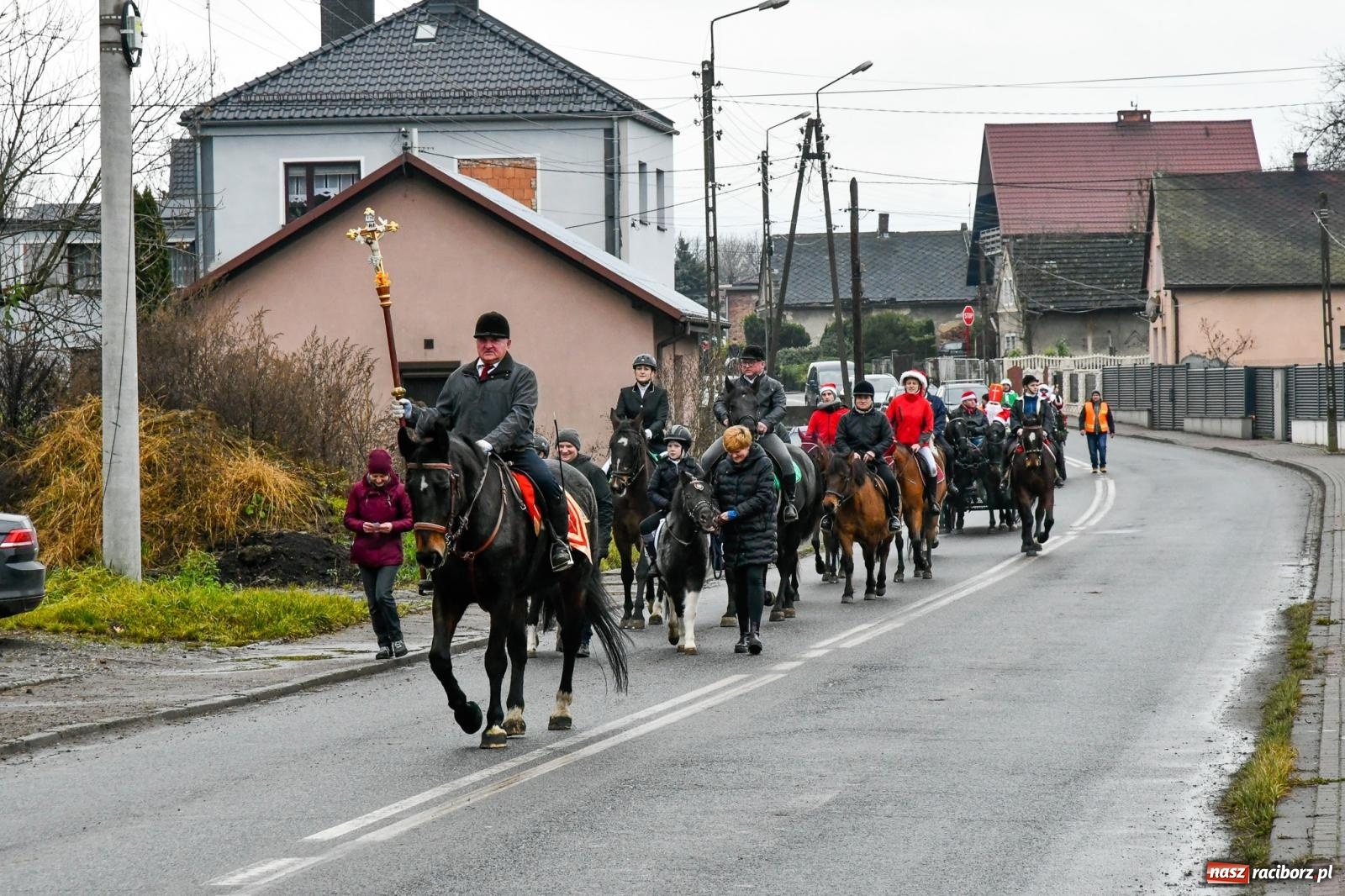 Zdjęcie w galerii na portalu naszraciborz.pl: Dwa św. Mikołaje i diabeł z Sudoła – doroczna procesja w Krzanowicach [FOTO i WIDEO] wiadomości z regionu
