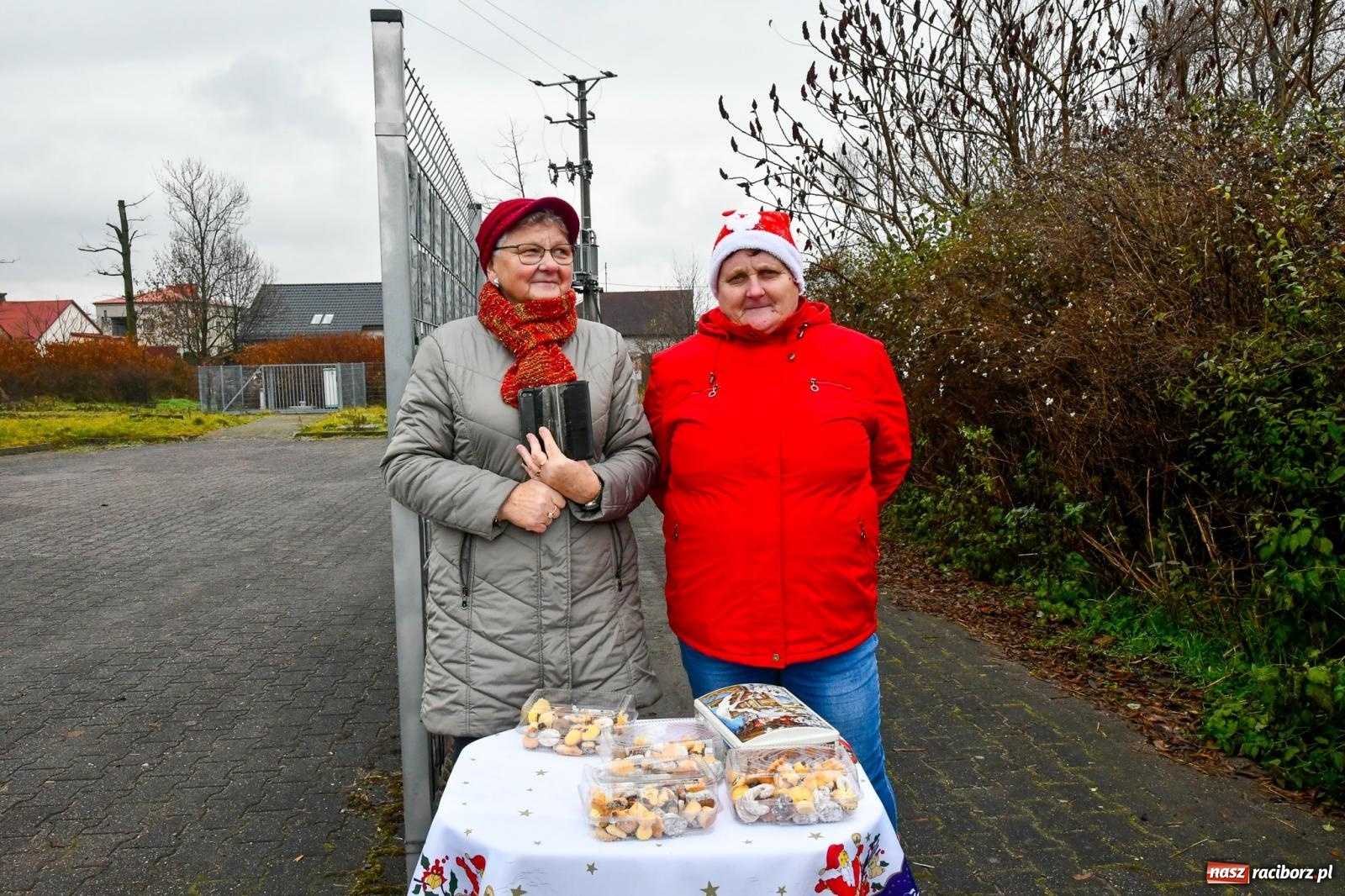 Zdjęcie w galerii na portalu naszraciborz.pl: Dwa św. Mikołaje i diabeł z Sudoła – doroczna procesja w Krzanowicach [FOTO i WIDEO] wiadomości z regionu
