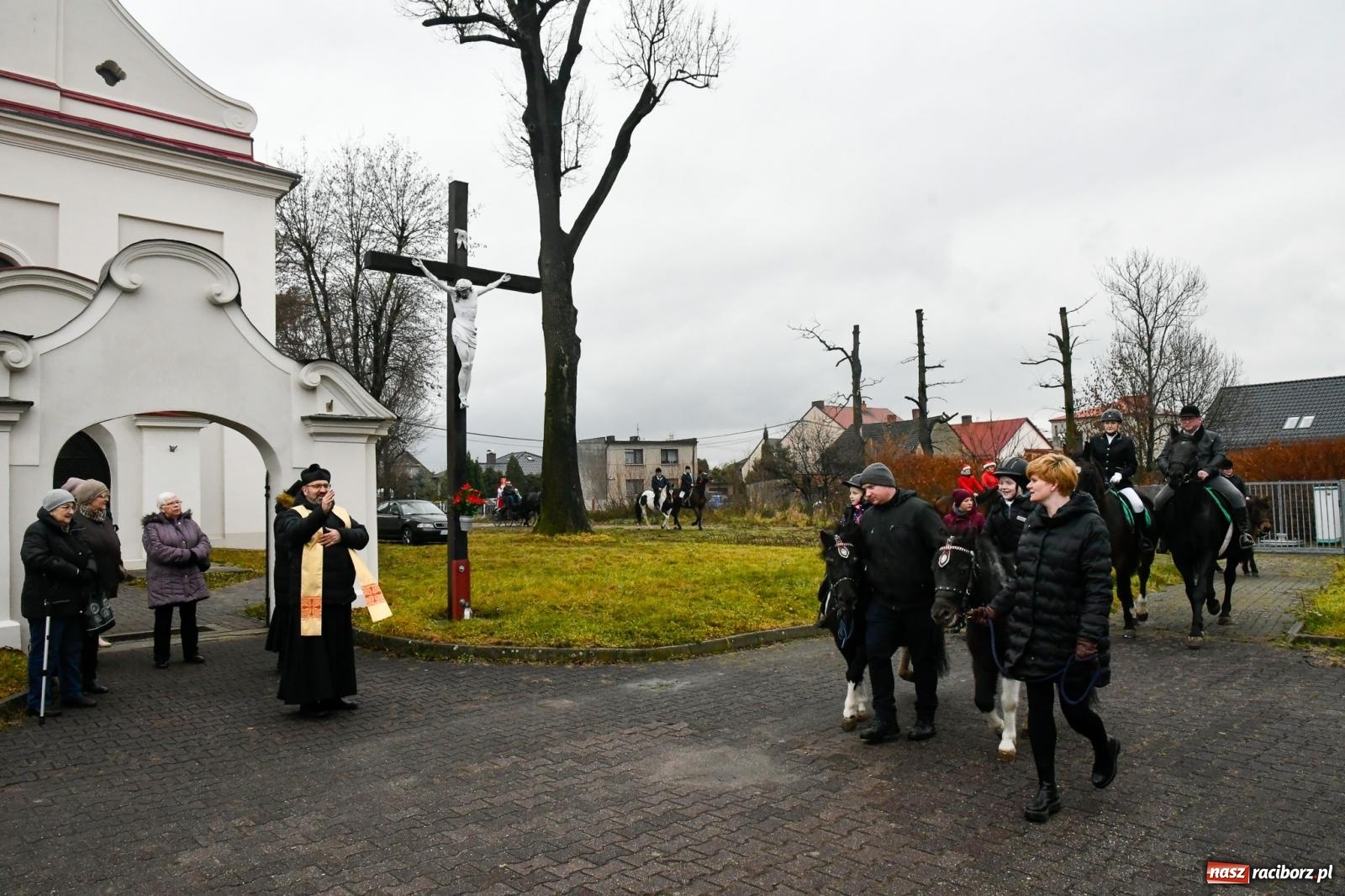 Zdjęcie w galerii na portalu naszraciborz.pl: Dwa św. Mikołaje i diabeł z Sudoła – doroczna procesja w Krzanowicach [FOTO i WIDEO] wiadomości z regionu