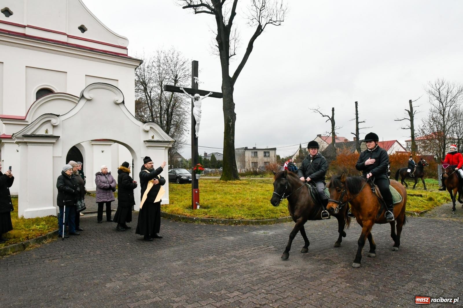 Zdjęcie w galerii na portalu naszraciborz.pl: Dwa św. Mikołaje i diabeł z Sudoła – doroczna procesja w Krzanowicach [FOTO i WIDEO] wiadomości z regionu