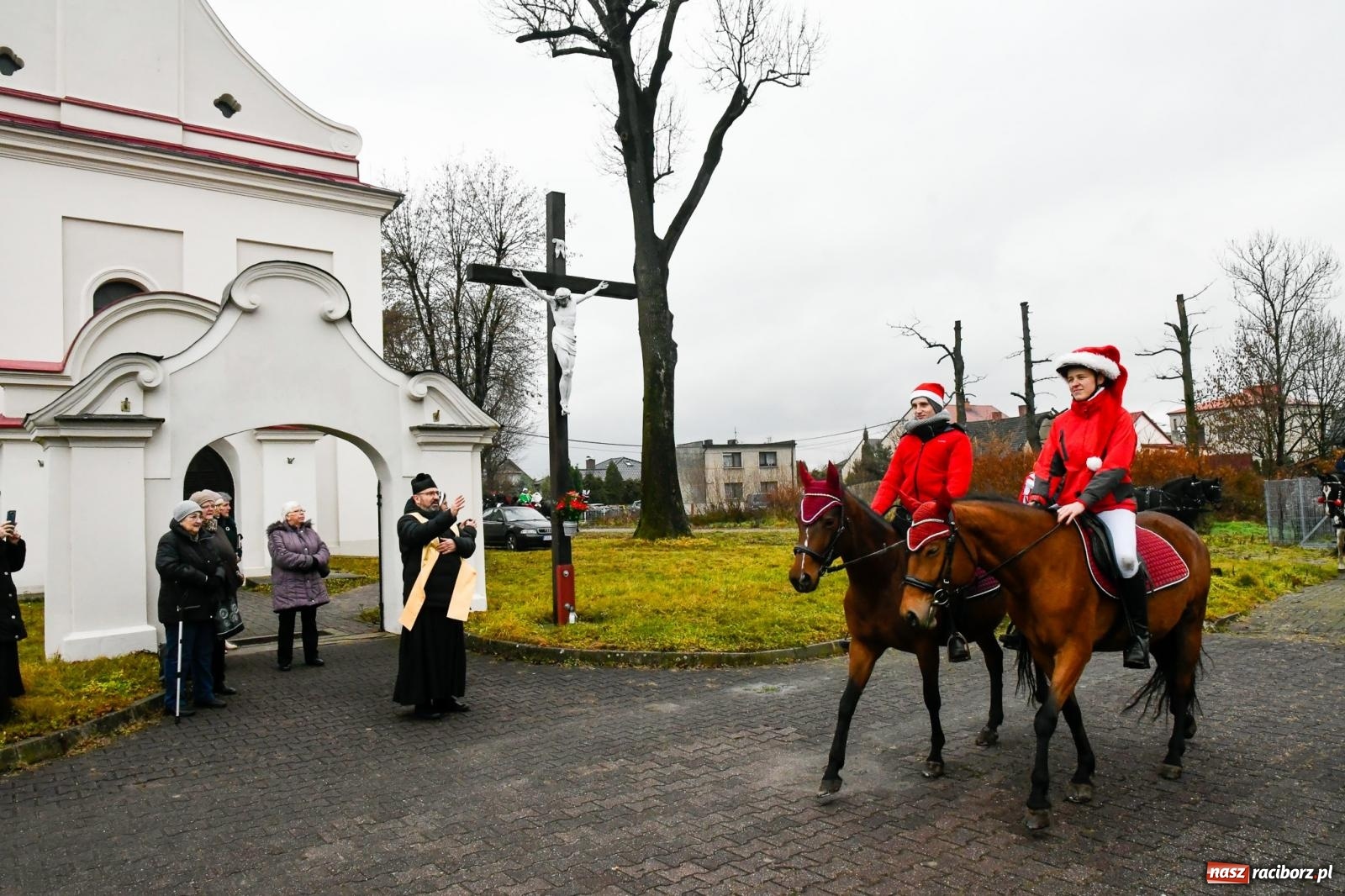 Zdjęcie w galerii na portalu naszraciborz.pl: Dwa św. Mikołaje i diabeł z Sudoła – doroczna procesja w Krzanowicach [FOTO i WIDEO] wiadomości z regionu