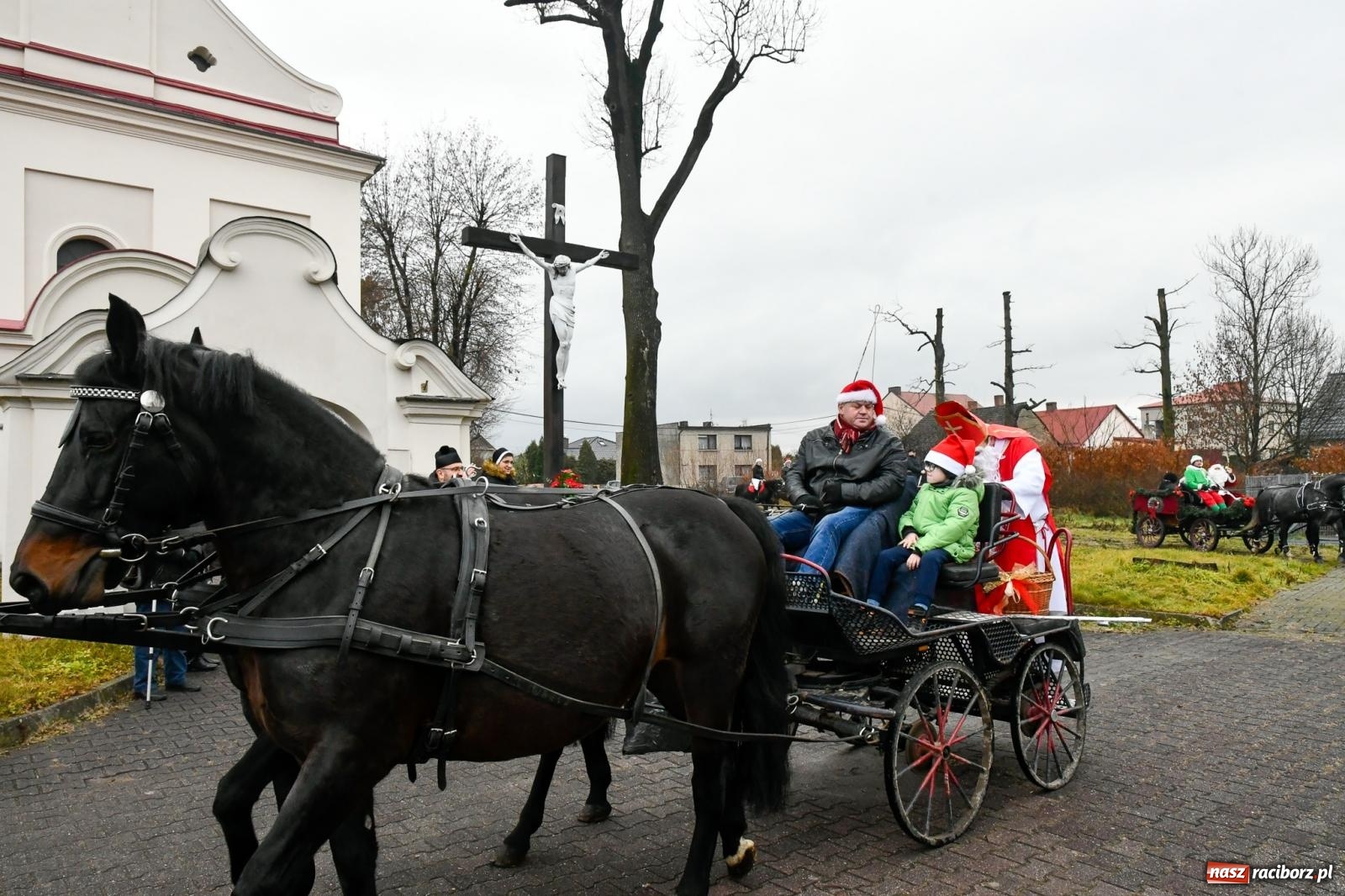 Zdjęcie w galerii na portalu naszraciborz.pl: Dwa św. Mikołaje i diabeł z Sudoła – doroczna procesja w Krzanowicach [FOTO i WIDEO] wiadomości z regionu