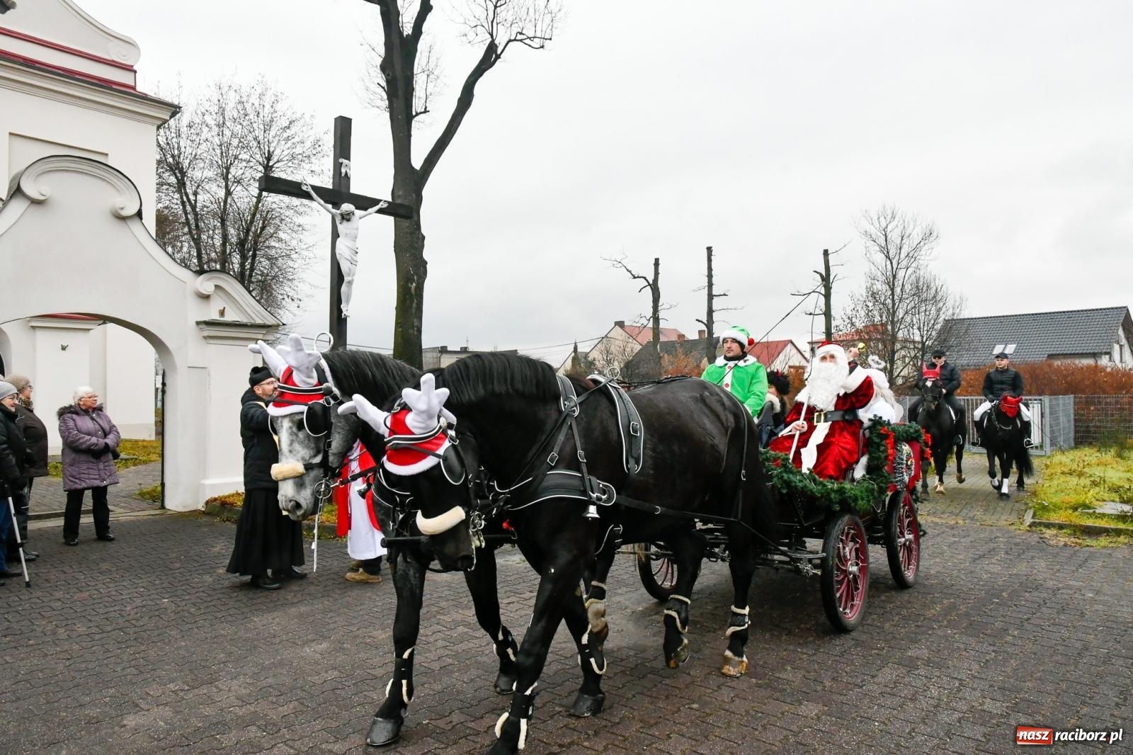 Zdjęcie w galerii na portalu naszraciborz.pl: Dwa św. Mikołaje i diabeł z Sudoła – doroczna procesja w Krzanowicach [FOTO i WIDEO] wiadomości z regionu